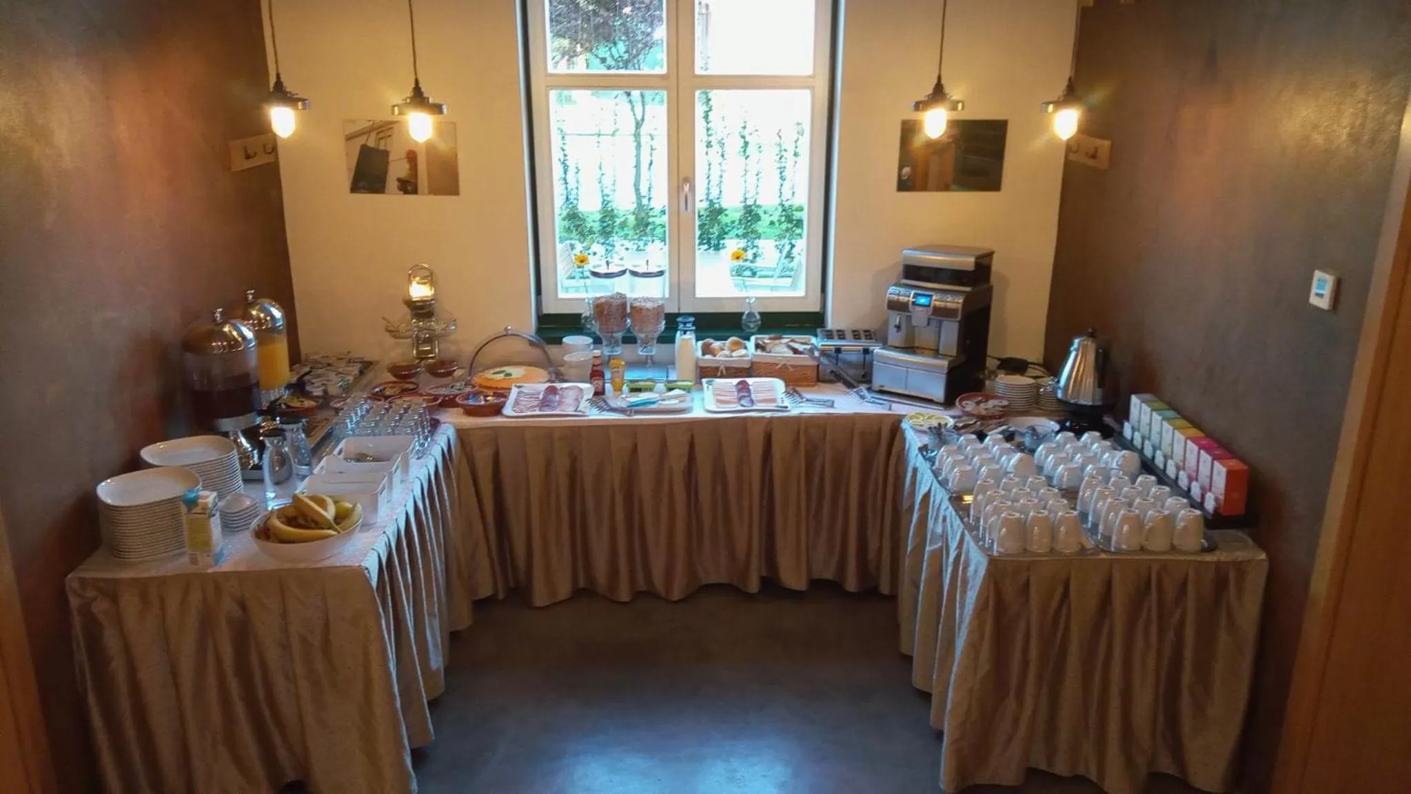 Buffet breakfast in Fidelitas Hotel