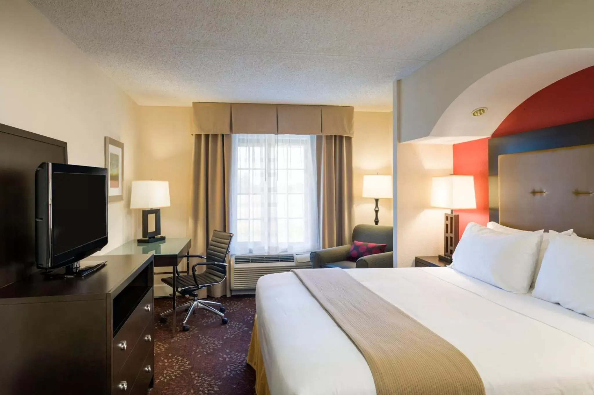 Photo of the whole room, TV/Entertainment Center in Holiday Inn Express Frazer - Malvern, an IHG Hotel