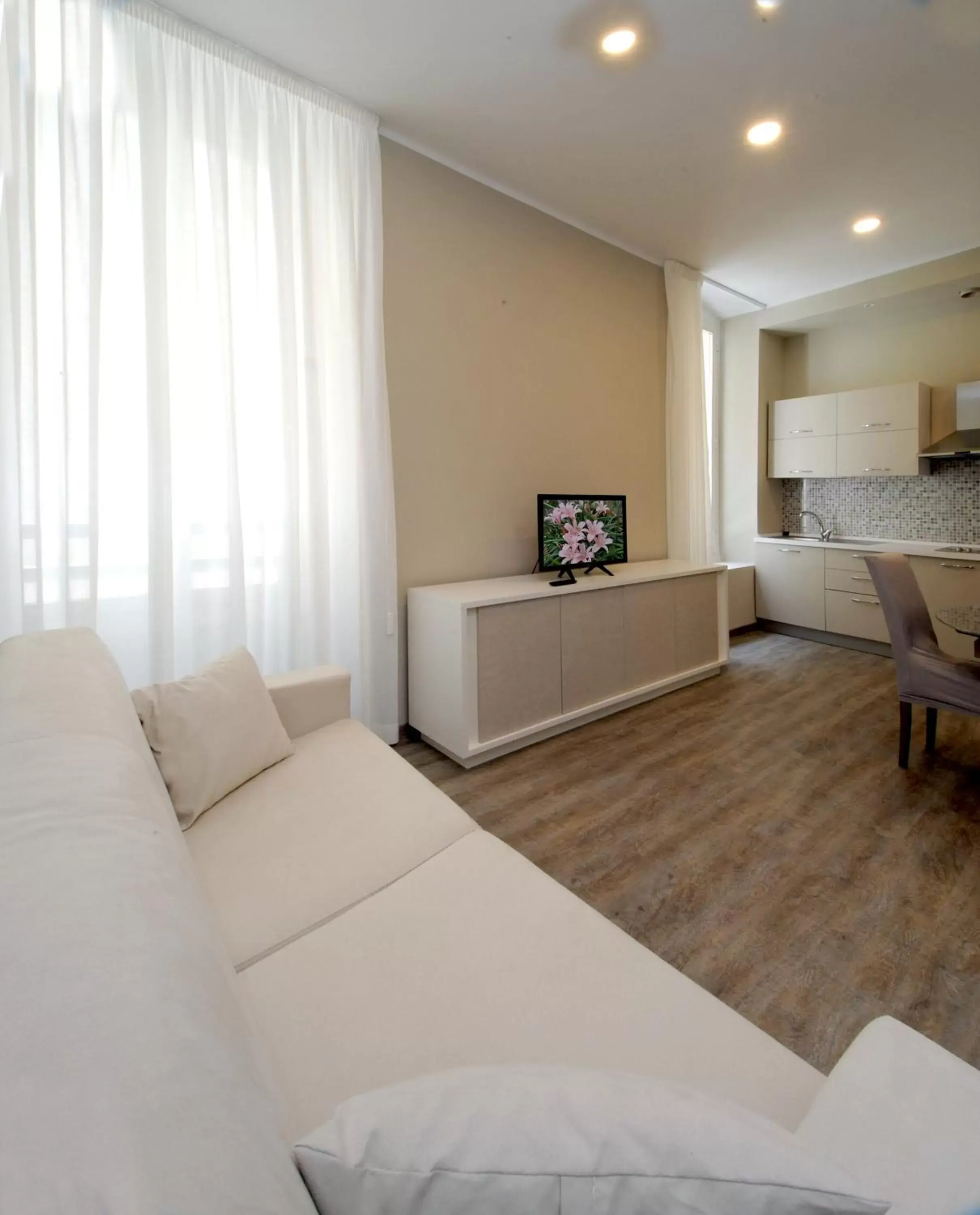 Kitchen or kitchenette, Seating Area in Hotel Alexander & Spa