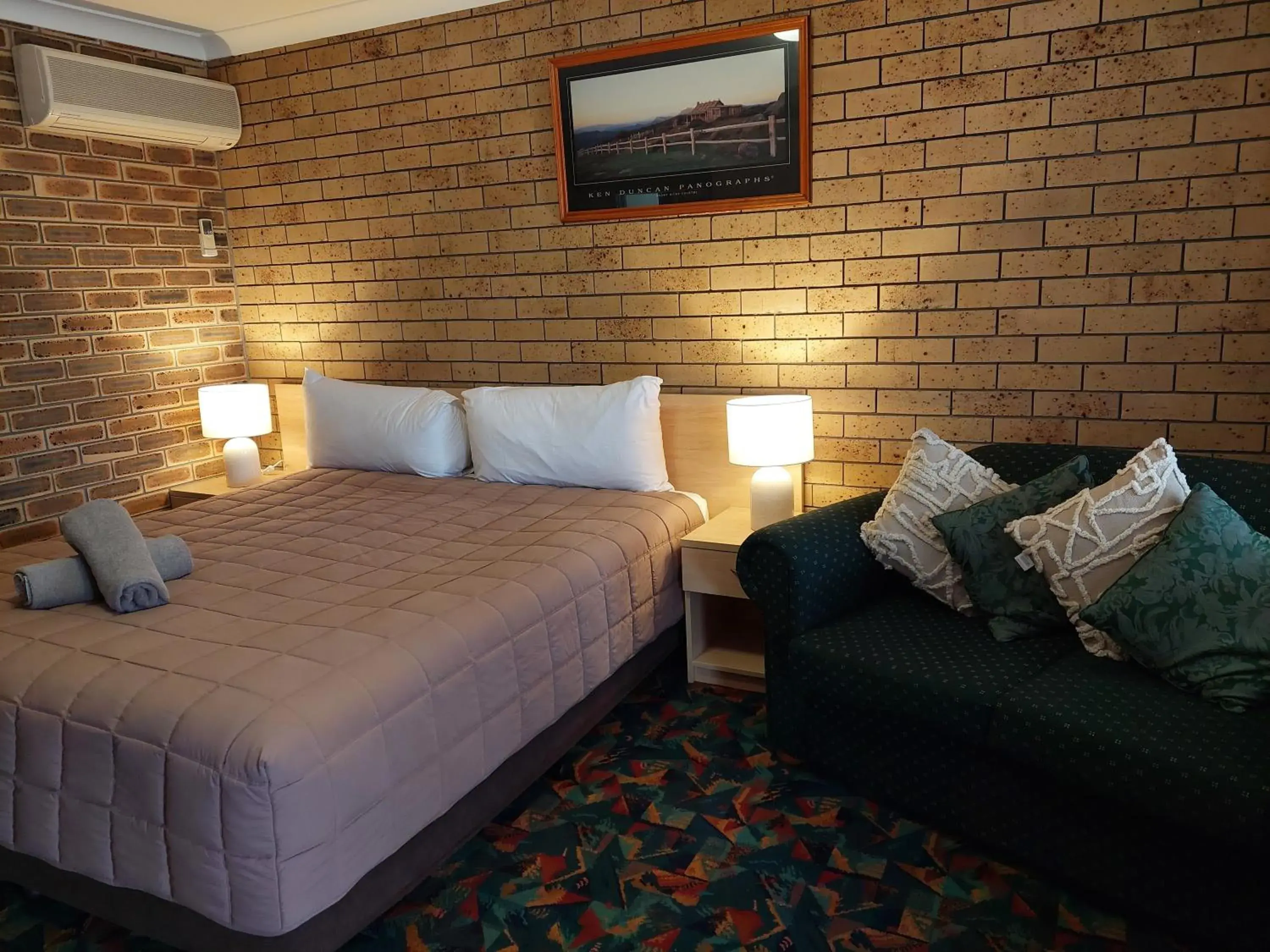Bed in Settlers Motor Inn
