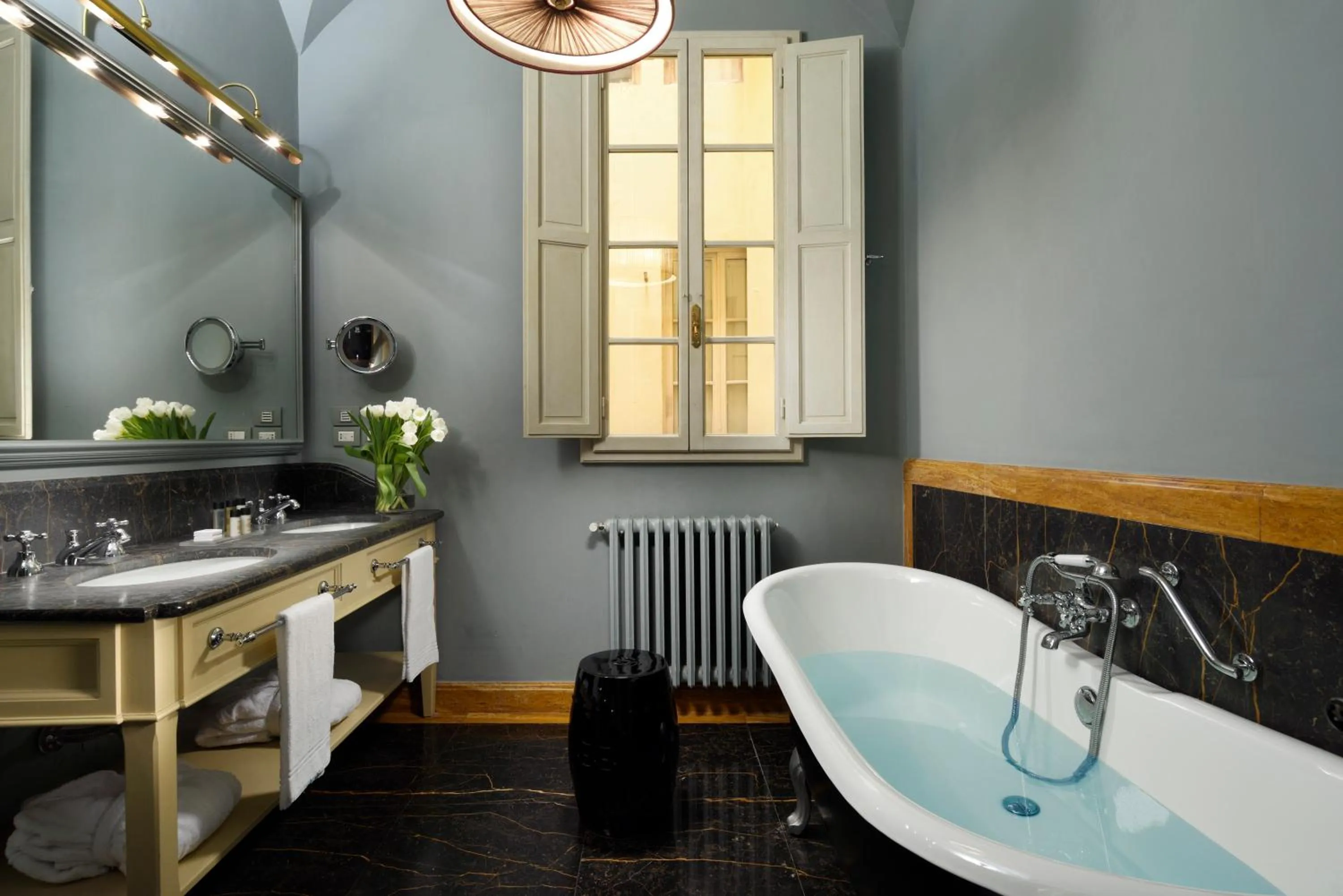 Bathroom in Al Palazzo del Marchese di Camugliano Residenza d'Epoca