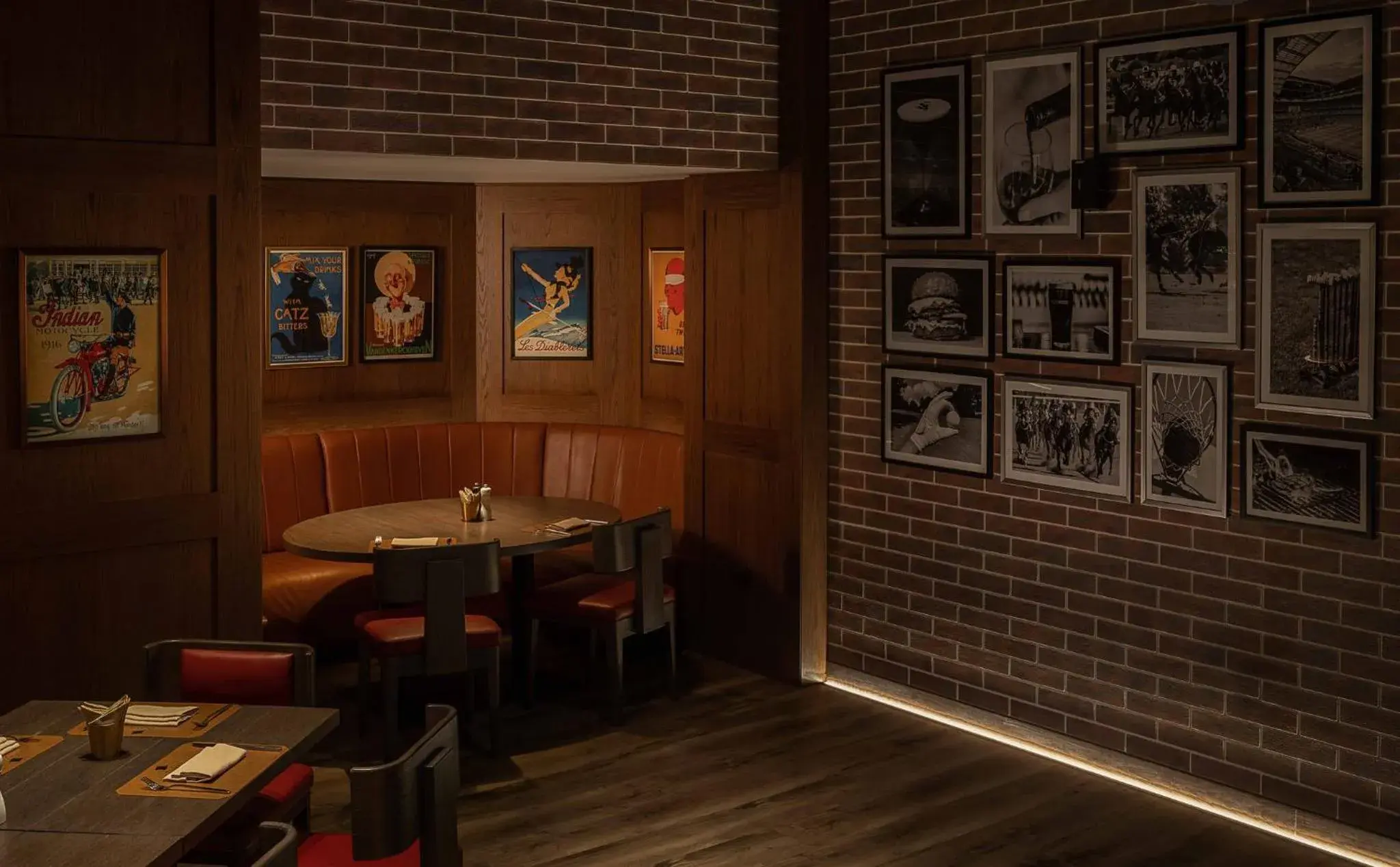 Lounge or bar in Crowne Plaza Muscat by IHG Lounge or bar in Crowne Plaza Muscat by IHG