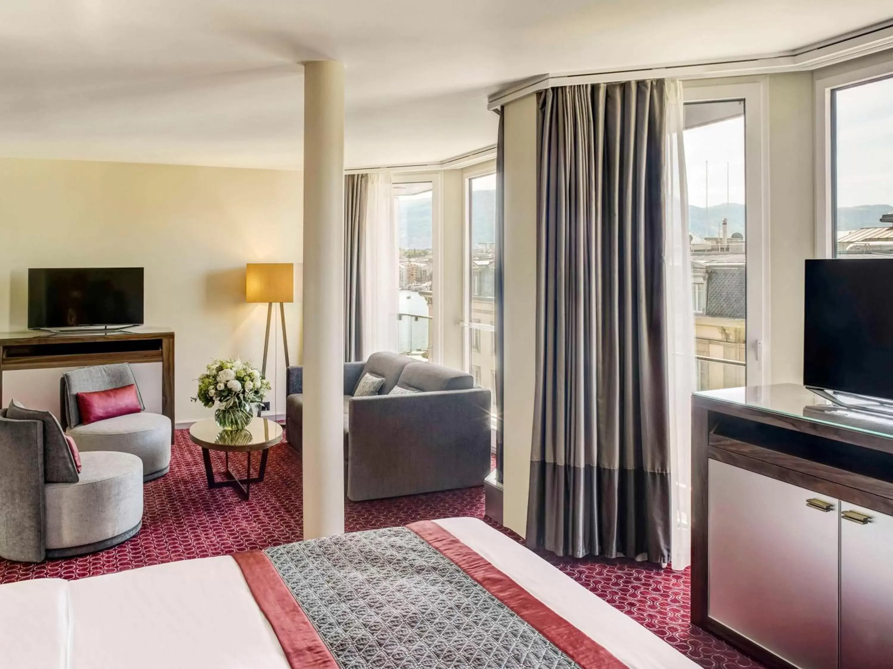 Bedroom, TV/Entertainment Center in Fairmont Grand Hotel Geneva