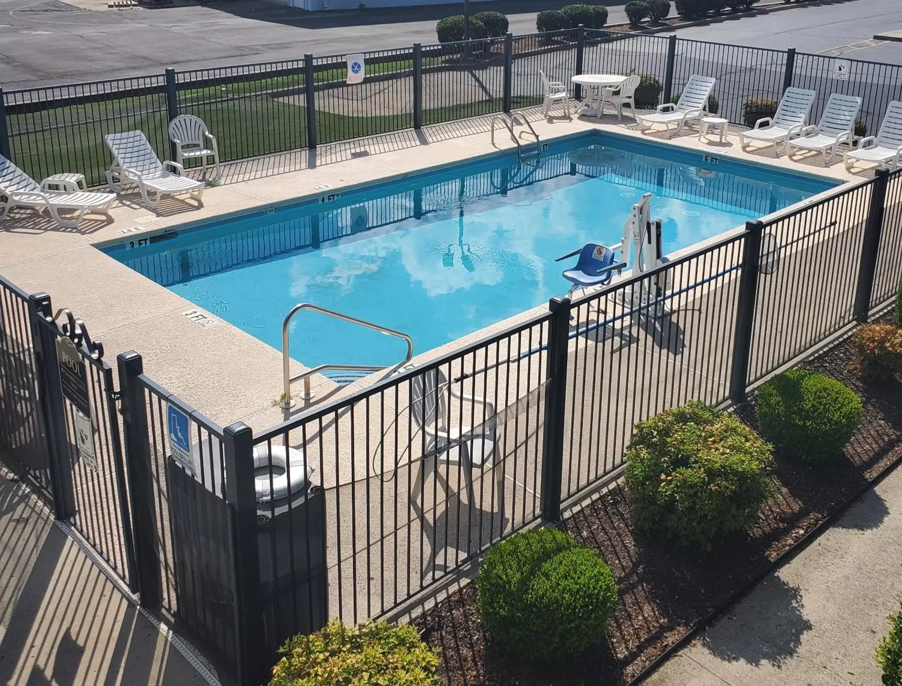 Swimming pool, Pool View in Quality Inn Scottsboro US/72-Lake Guntersville Area