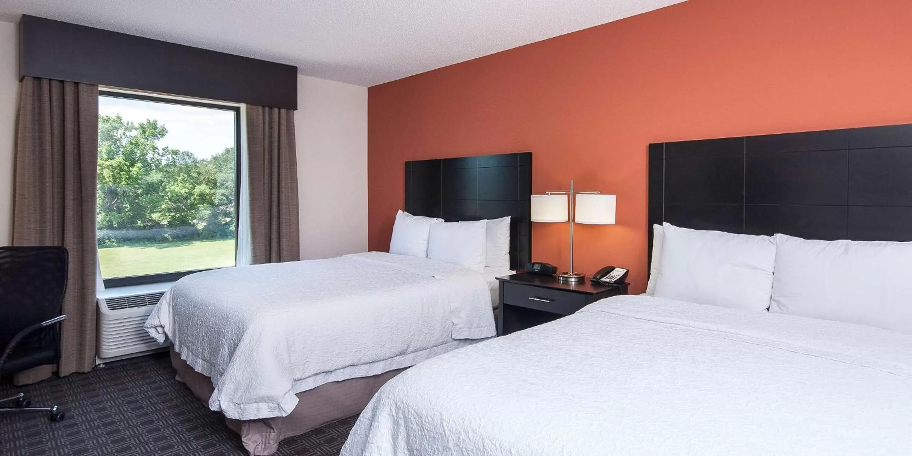 Bed in Hampton Inn & Suites Seneca-Clemson Area