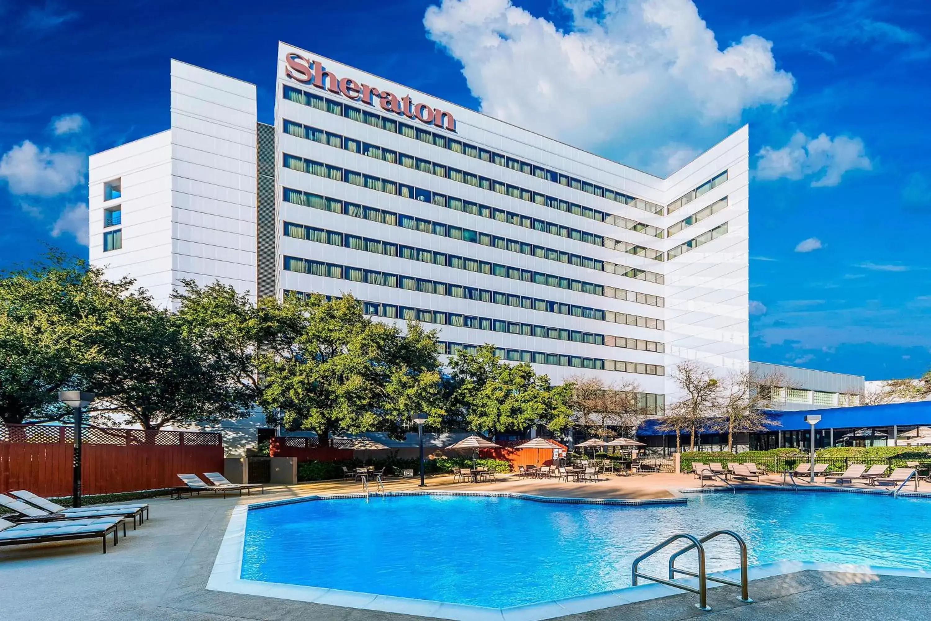 Swimming pool, Property Building in Sheraton North Houston at George Bush Intercontinental