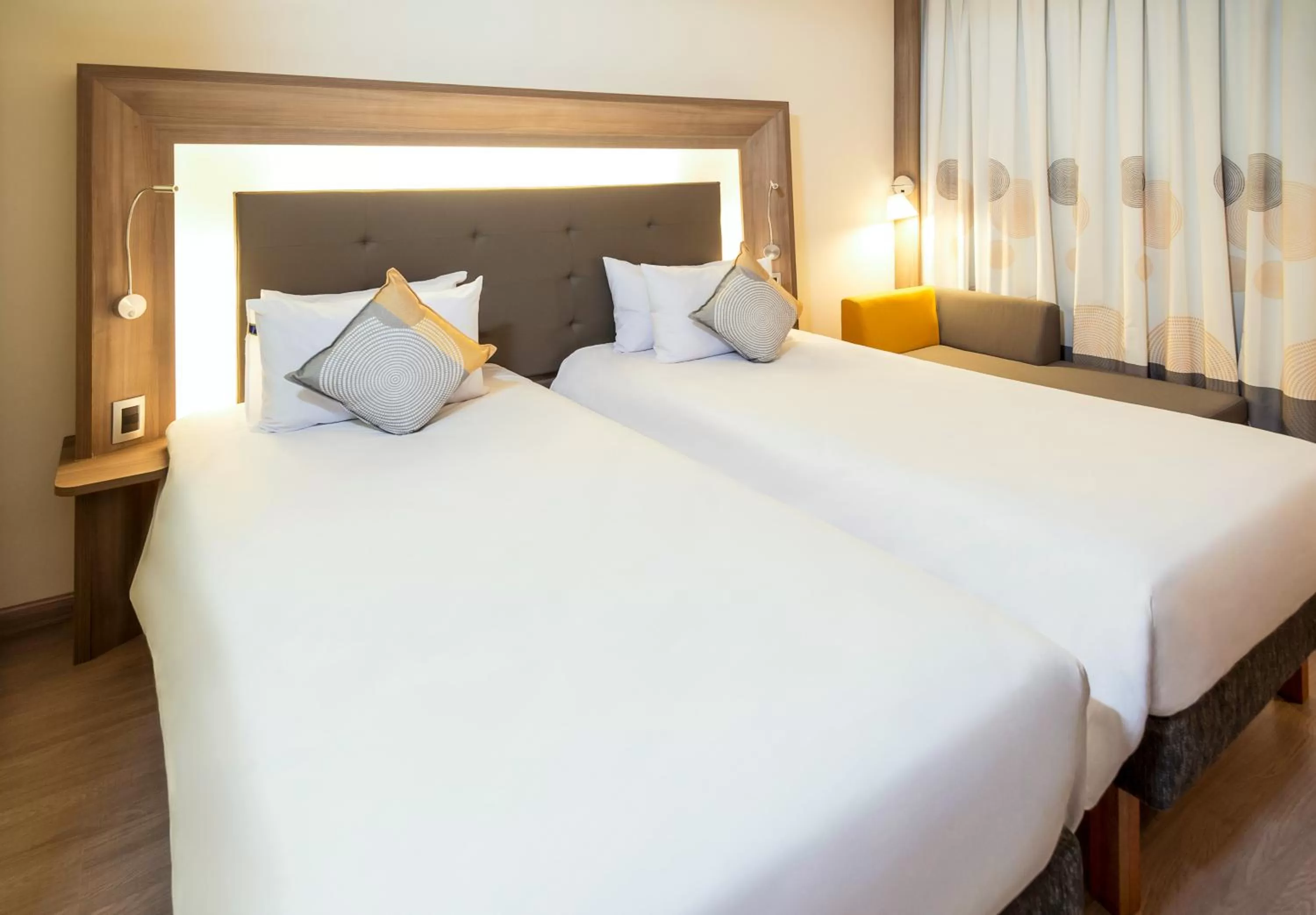 Photo of the whole room, Bed in Novotel Den Haag World Forum