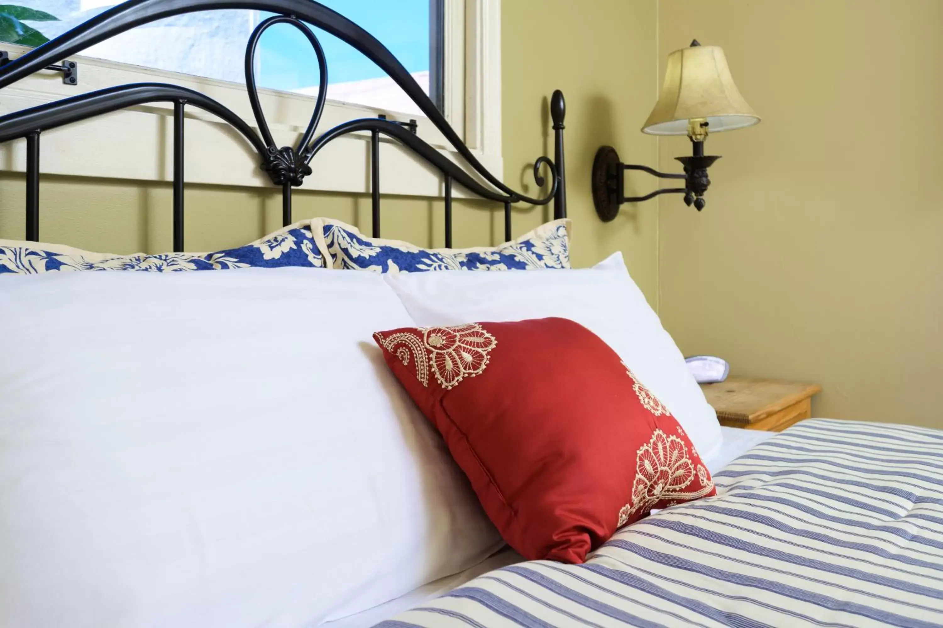 Street Facing Queen Suite in Marina Motel Street Facing Queen Suite in Marina Motel