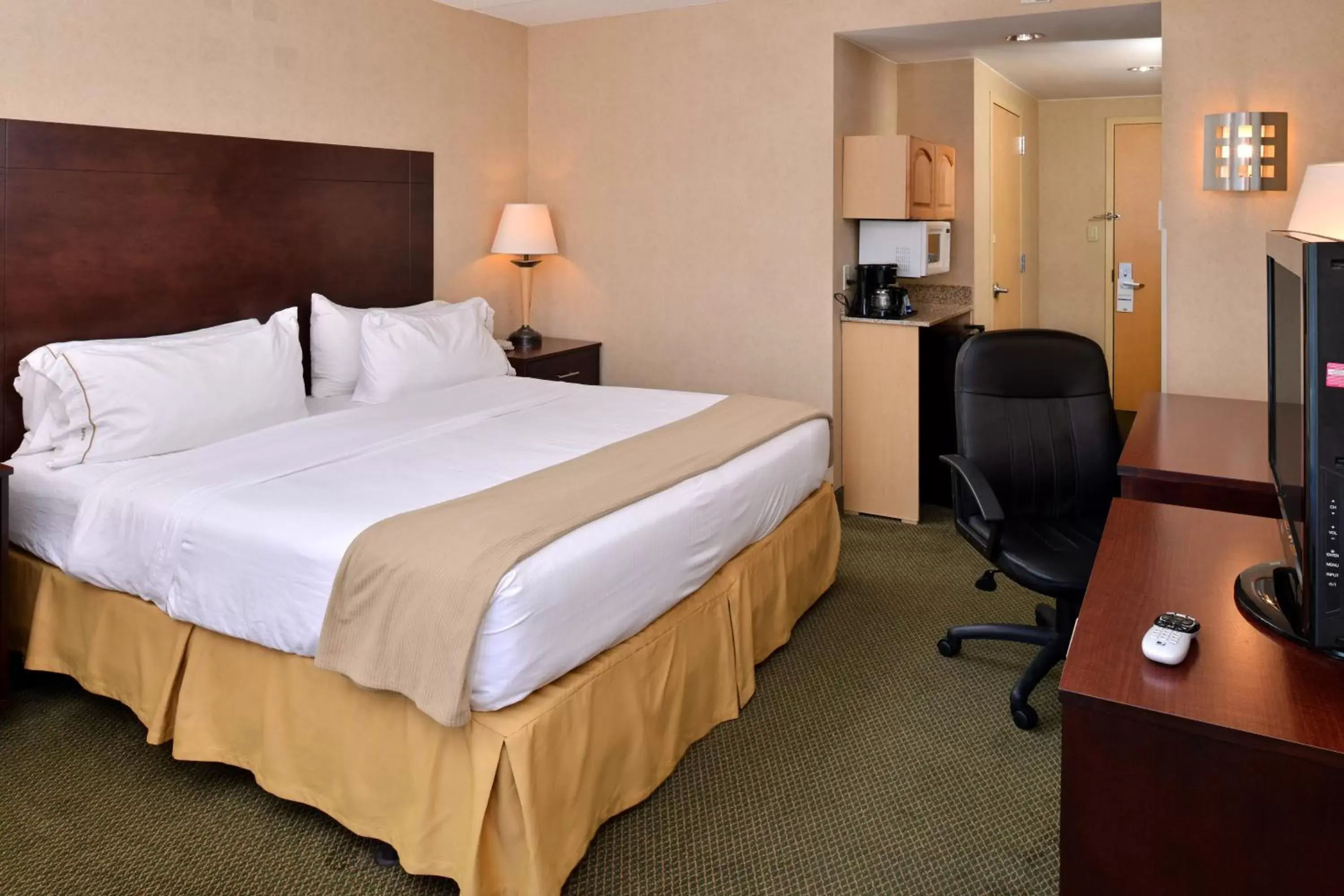 Photo of the whole room, Bed in Holiday Inn Express & Suites - Ocean City, an IHG Hotel