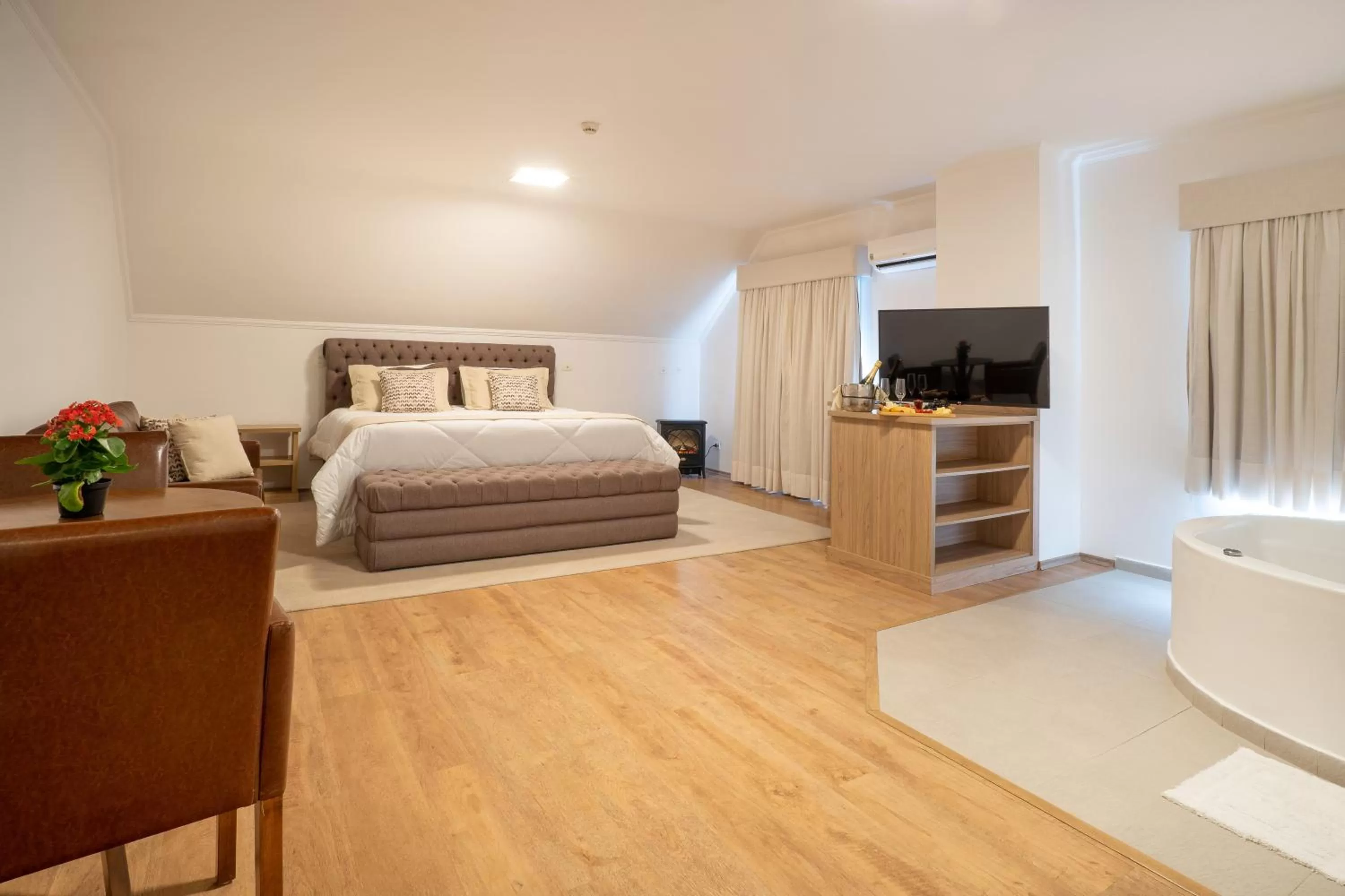 Hot Tub, Bed in Pousada Itália Moderna