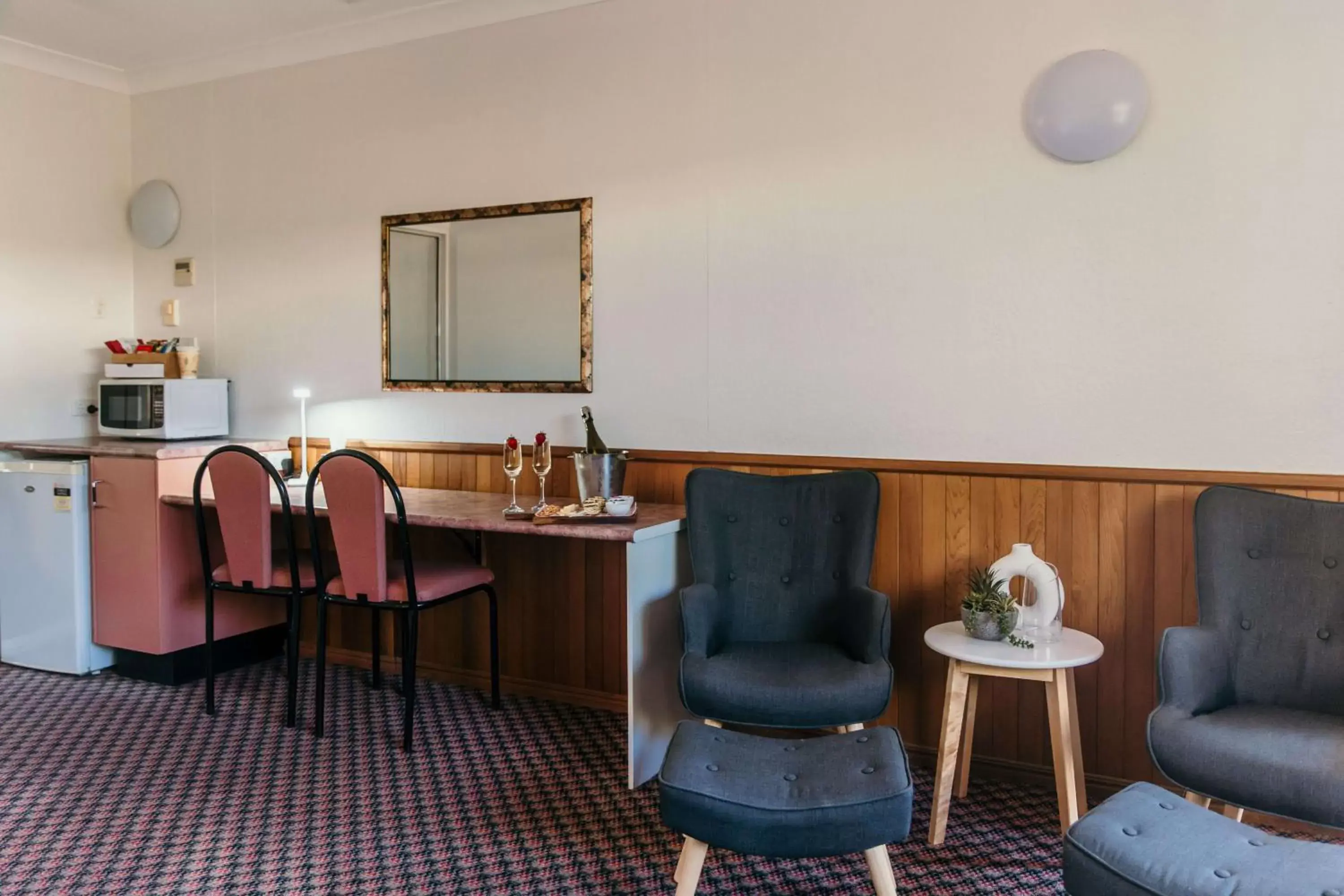 Coffee/tea facilities, Seating Area in Outback Motel Mt Isa