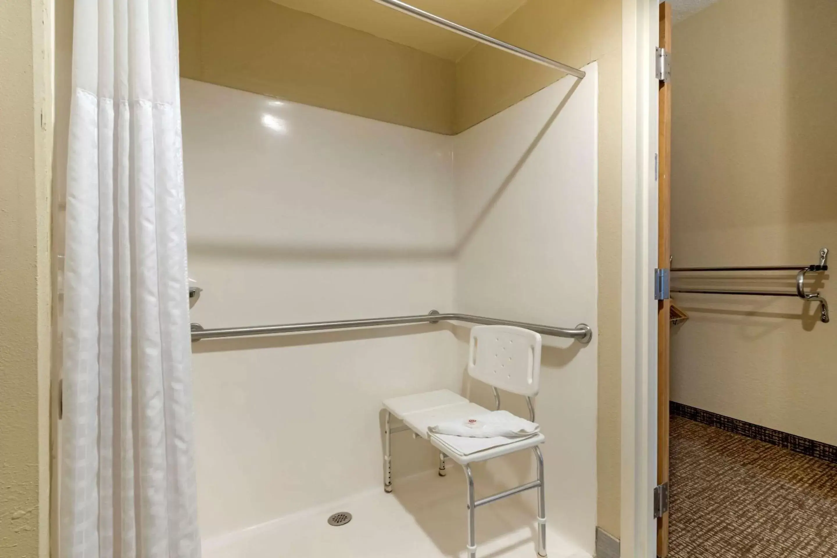 Bathroom in Comfort Inn Mechanicsburg – Harrisburg South