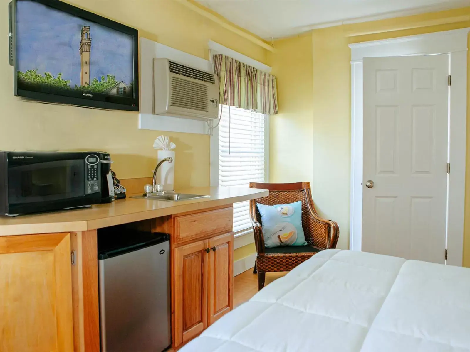 TV and multimedia, Kitchen/Kitchenette in The Provincetown Hotel at Gabriel's