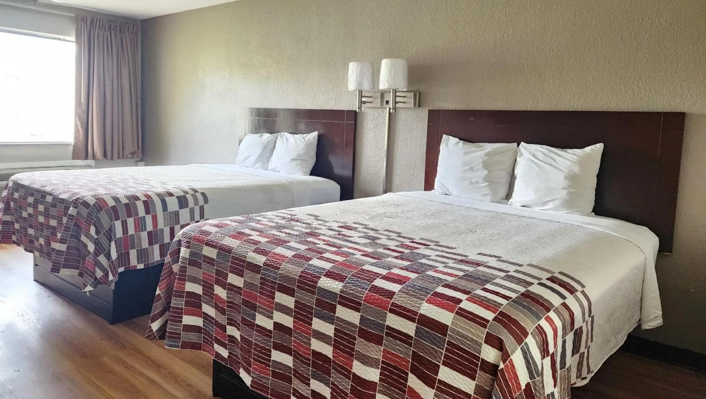 Photo of the whole room, Bed in Red Roof Inn Memphis - Airport