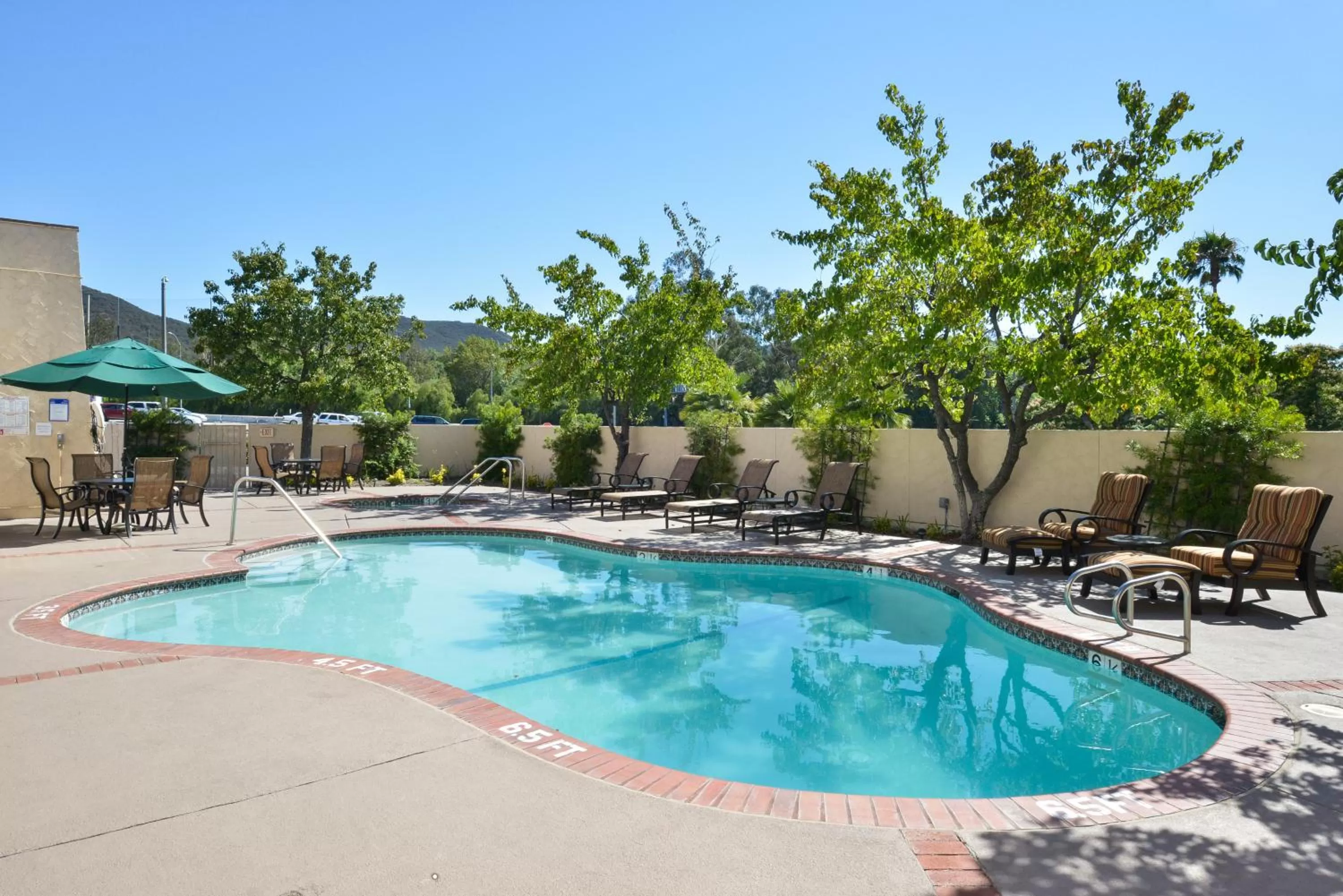 Swimming pool in Best Western Plus Thousand Oaks Inn