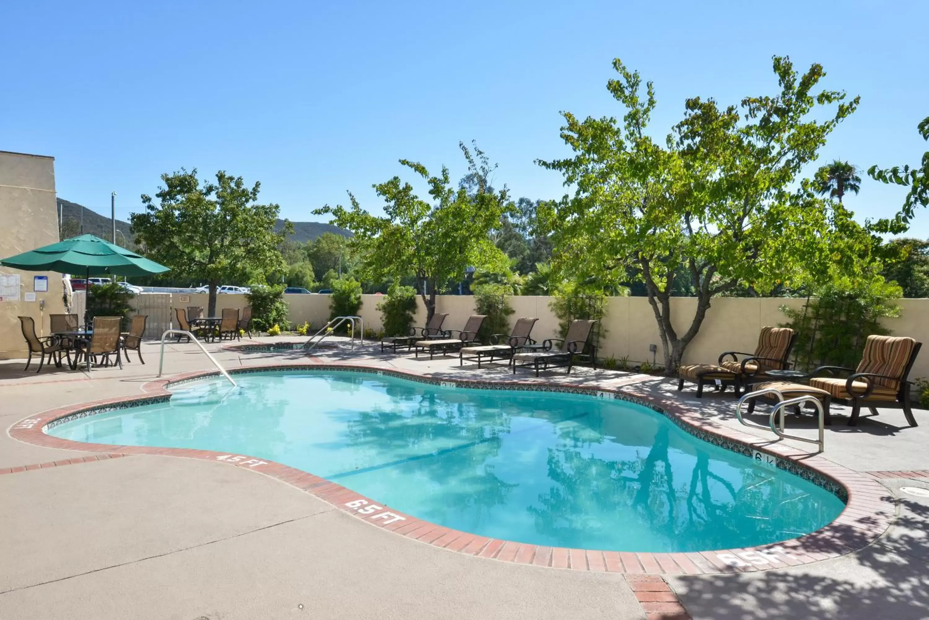 Swimming Pool in Best Western Plus Thousand Oaks Inn