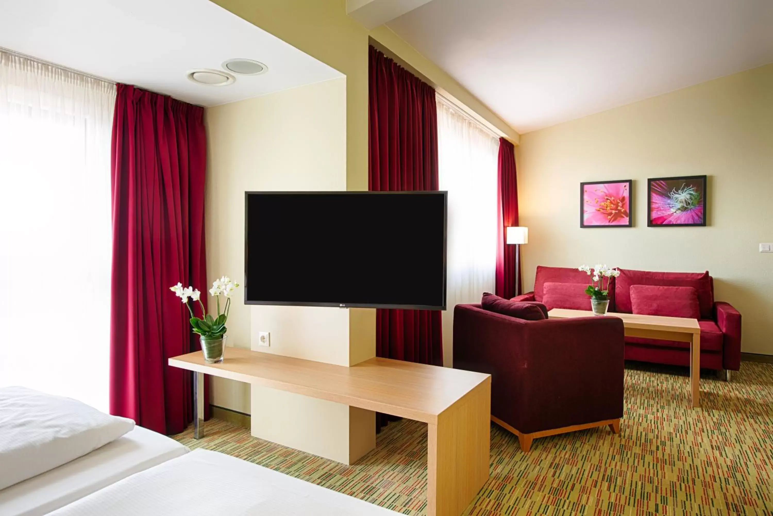 Photo of the whole room, TV/Entertainment Center in Welcome Hotel Paderborn