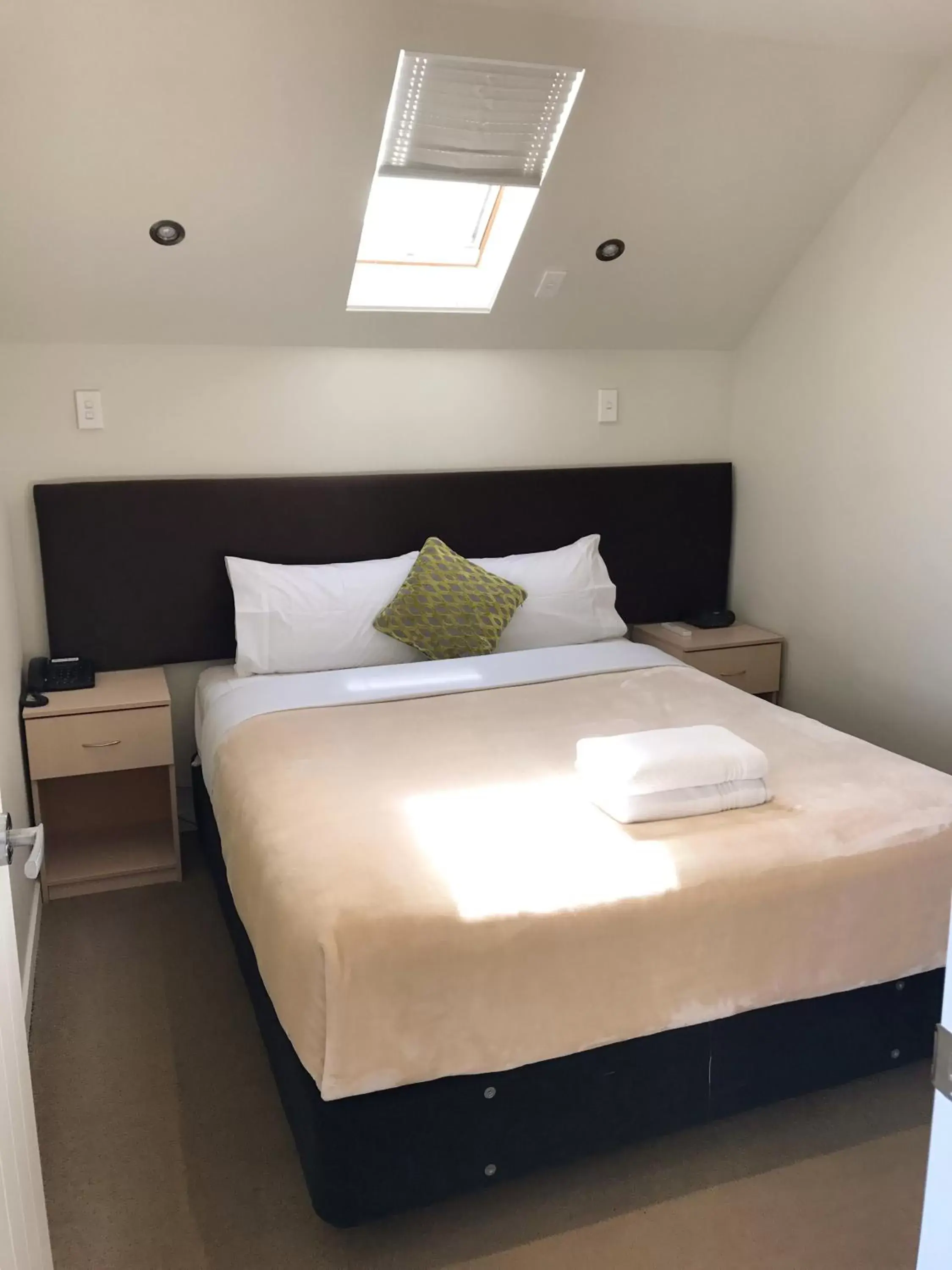 Bedroom, Bed in Alpha Motel