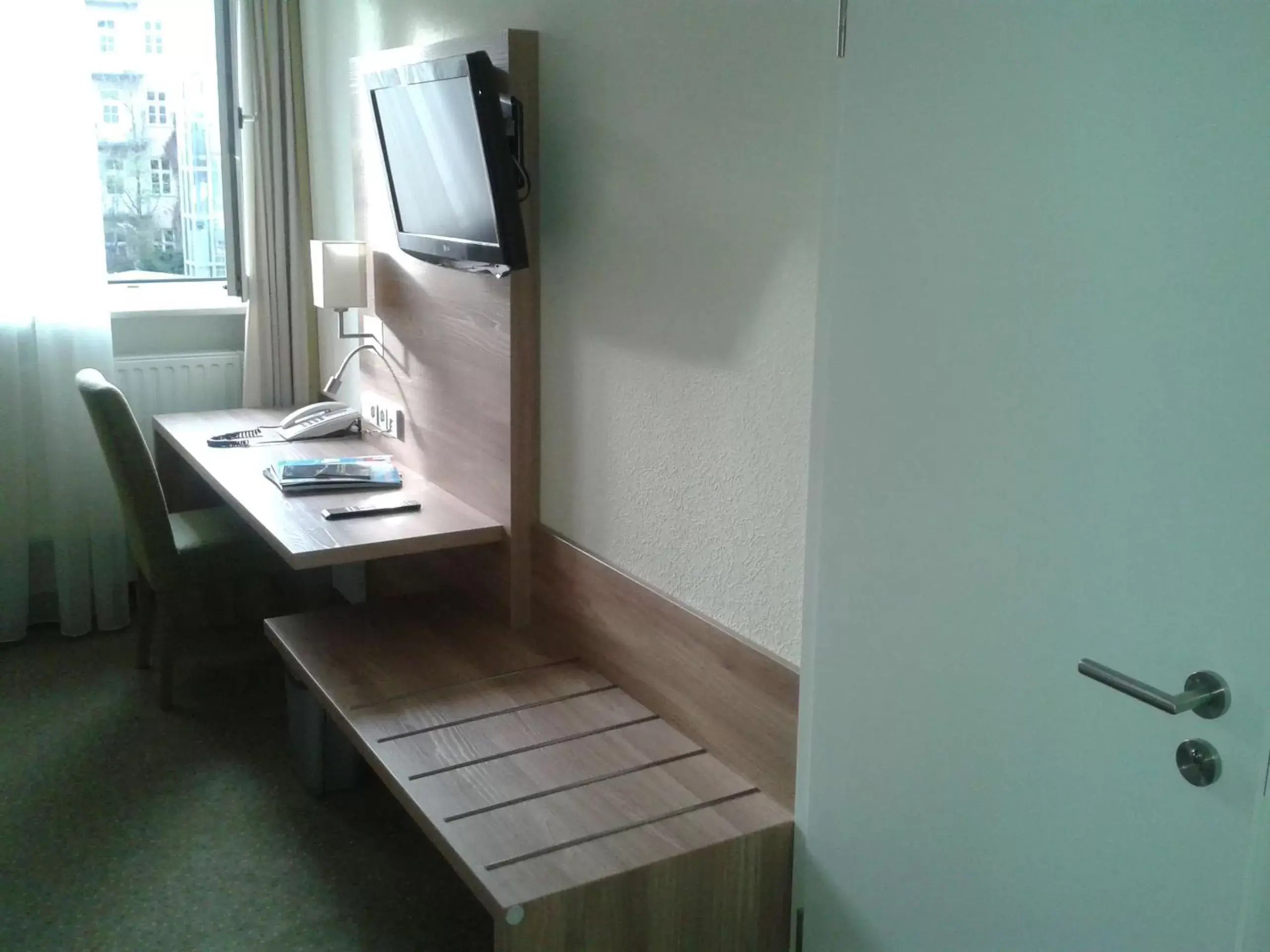 TV and multimedia, TV/Entertainment Center in Hotel Jedermann