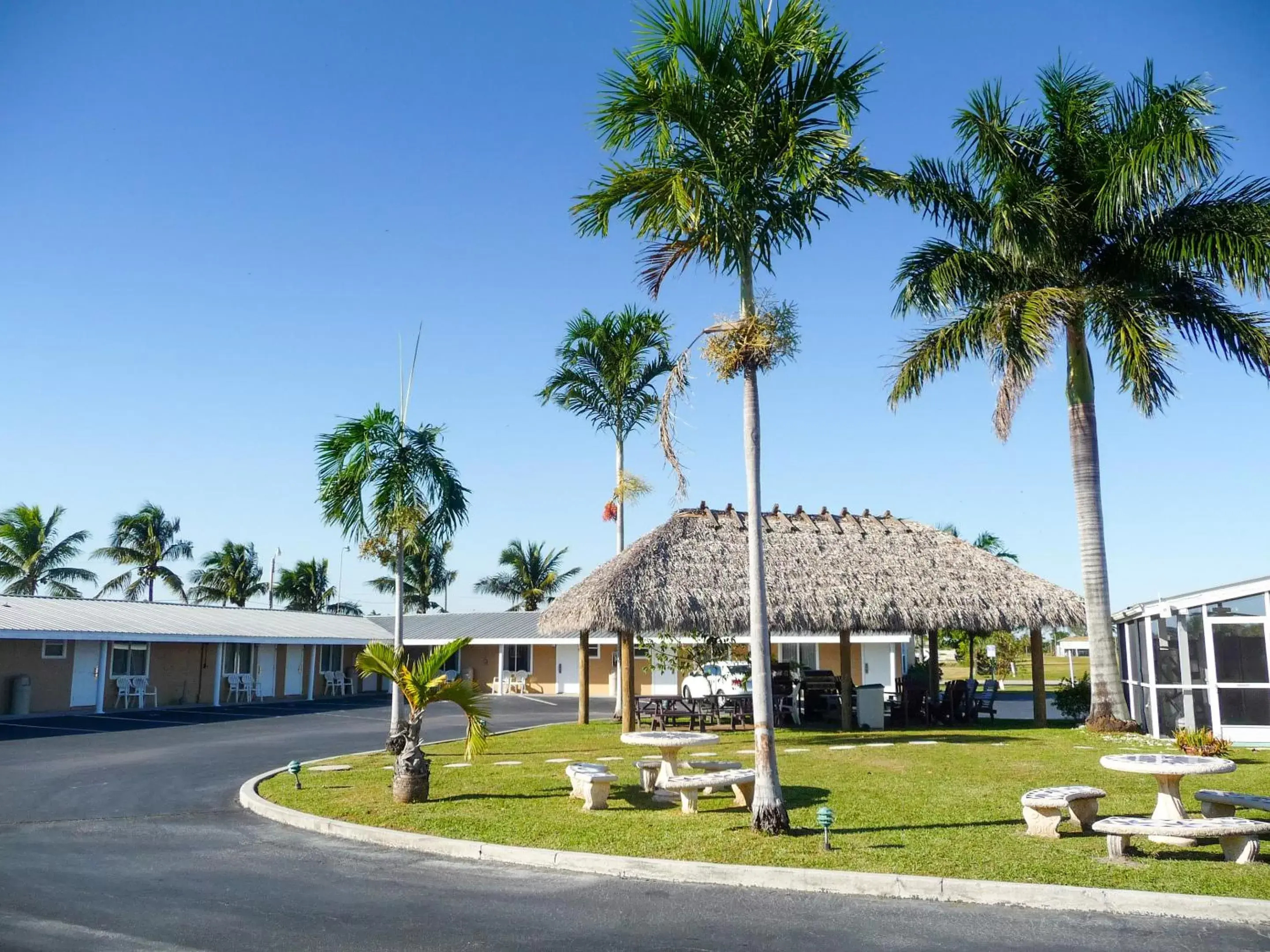 Property building in Everglades City Motel - Everglades Adventures Inn