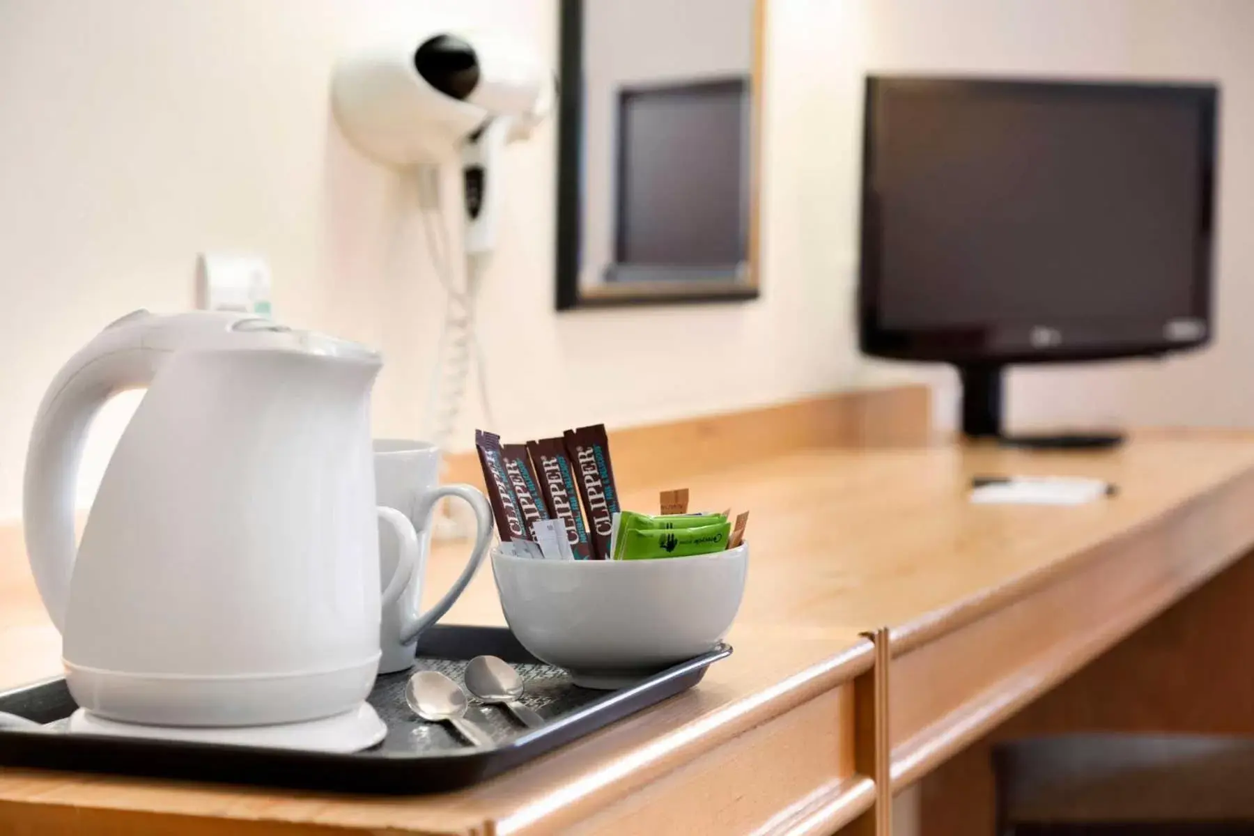 Coffee/tea facilities, TV/Entertainment Center in Days Inn Southampton Rownhams