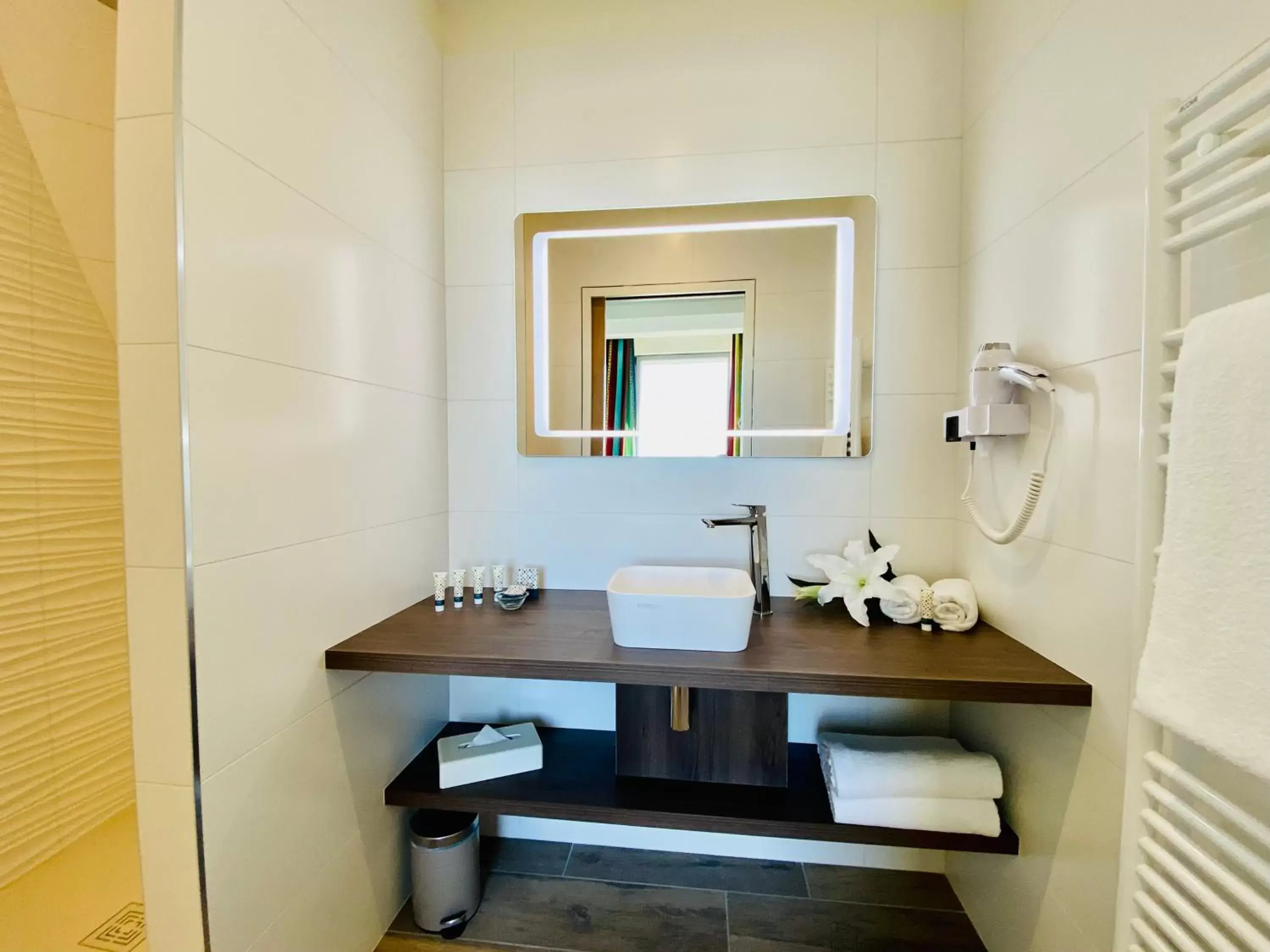Shower, Bathroom in Hôtel Outre-Mer - Villa Le Couchant