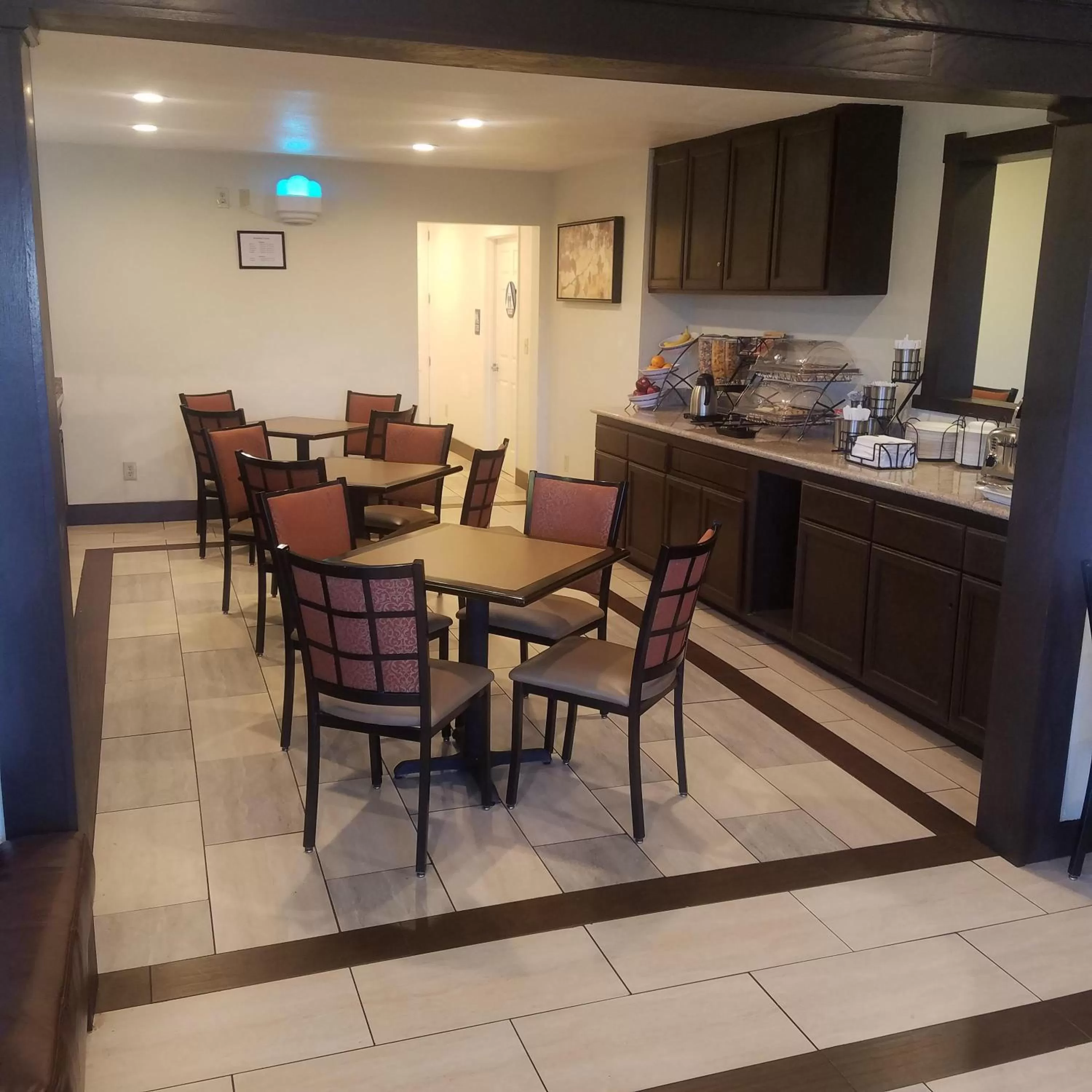 American breakfast in SureStay Hotel by Best Western Hollister