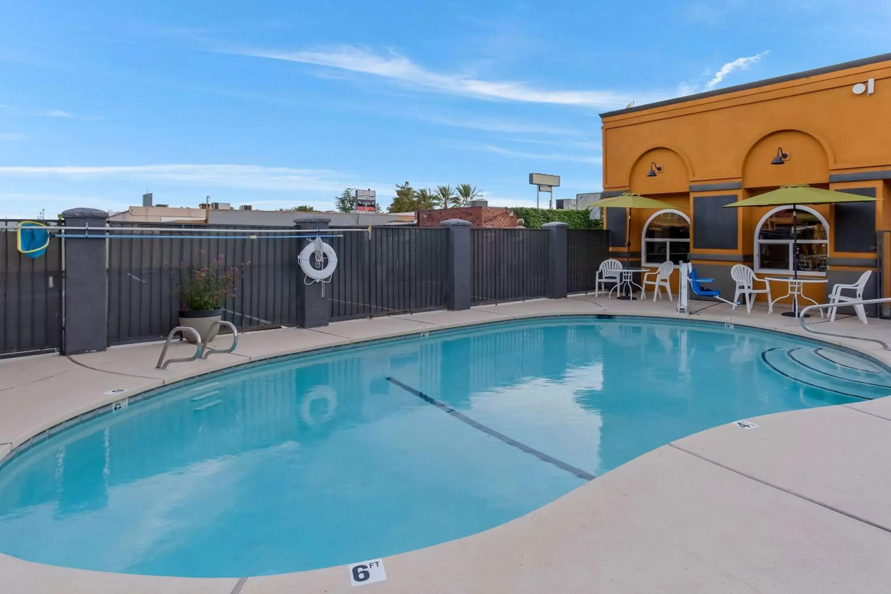 Pool view in Quality Inn Redding near I-5 Pool view in Quality Inn Redding near I-5