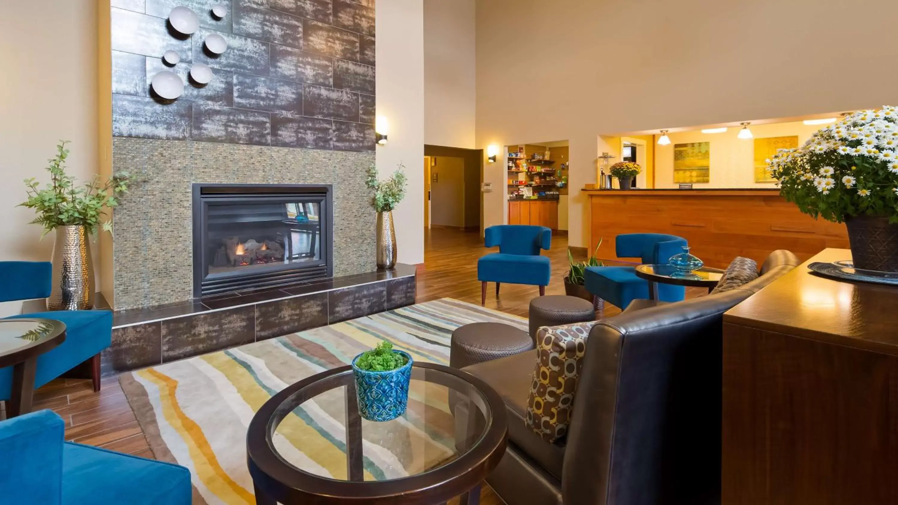 Lobby or reception, Lounge/Bar in BEST WESTERN Plus Menomonie Inn & Suites