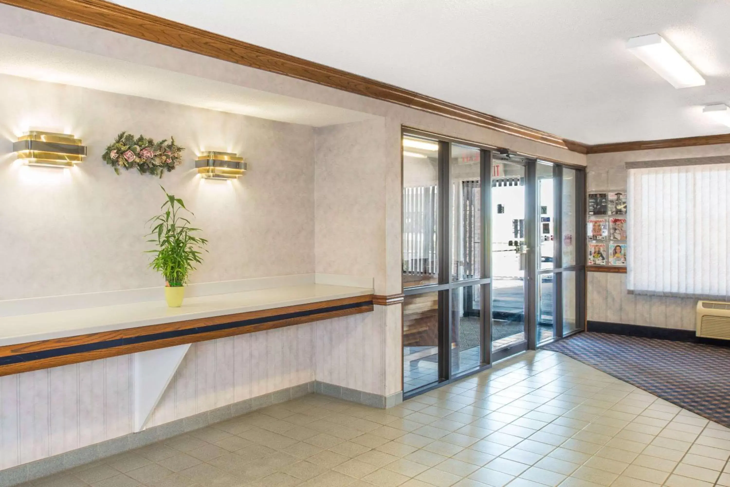 Lobby or reception in Days Inn by Wyndham Pontoon Beach