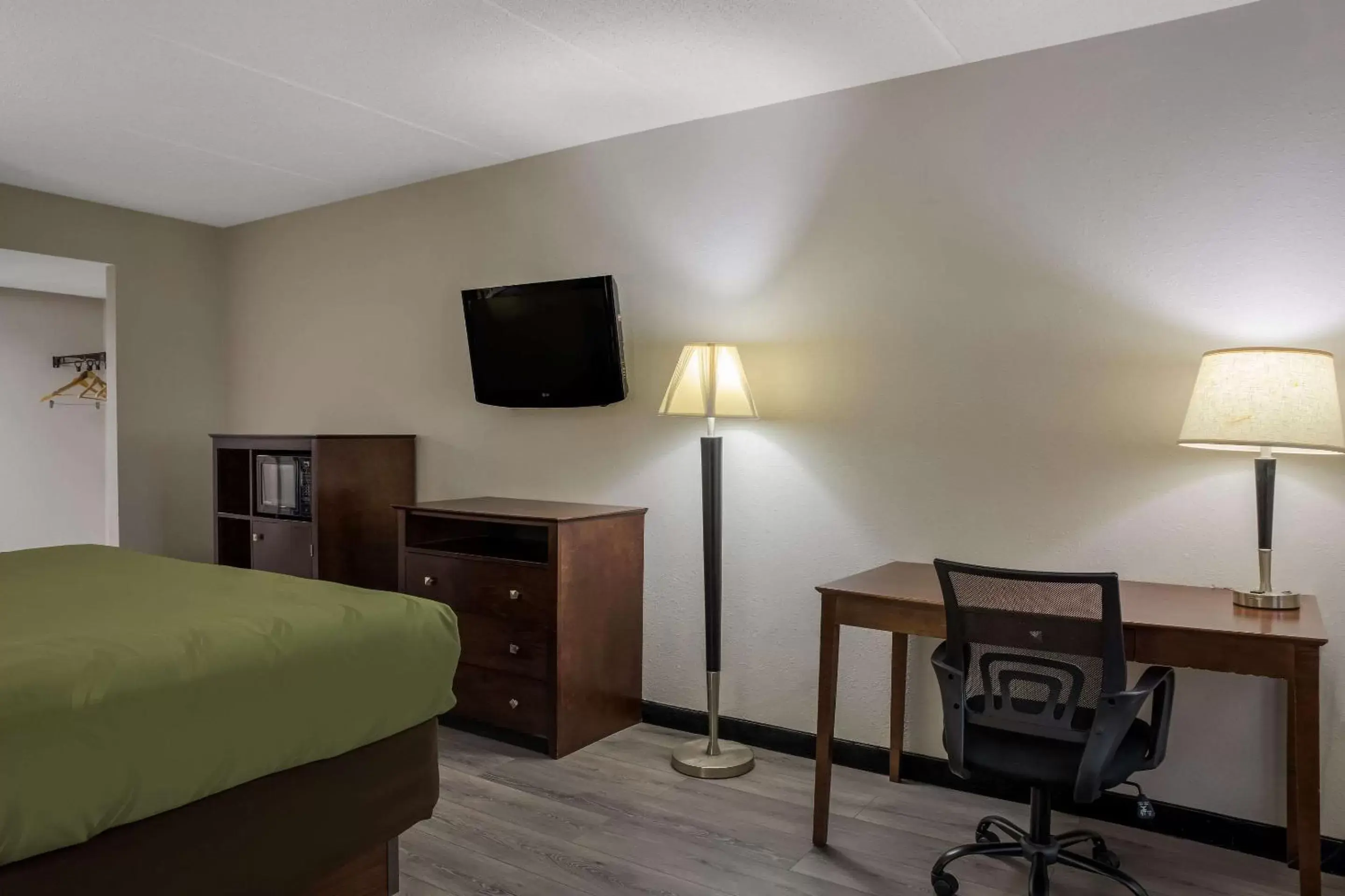 Bedroom, TV/Entertainment Center in Quality Inn Toledo