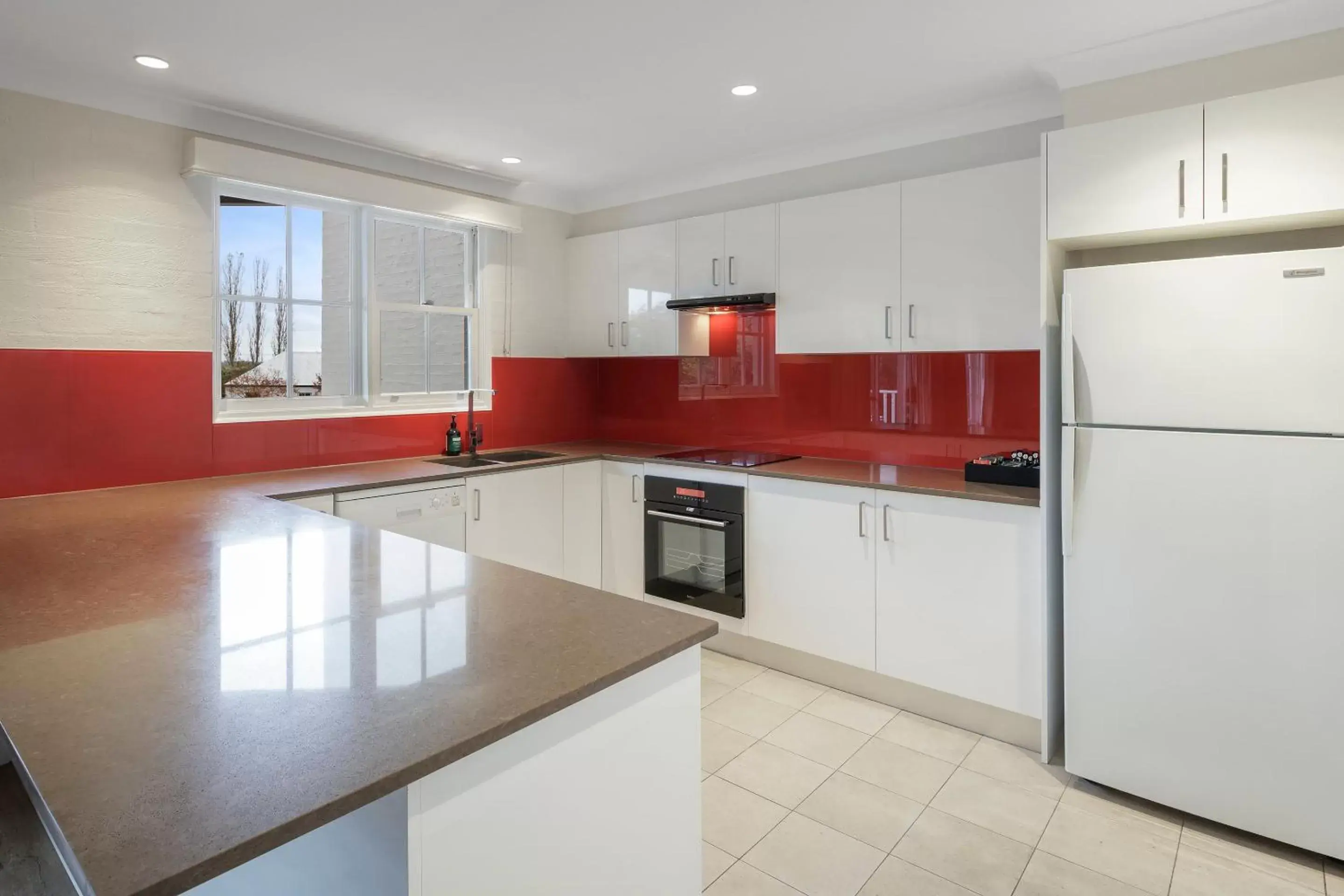 Photo of the whole room, Kitchen/Kitchenette in Crowne Plaza Hawkesbury Valley, an IHG Hotel