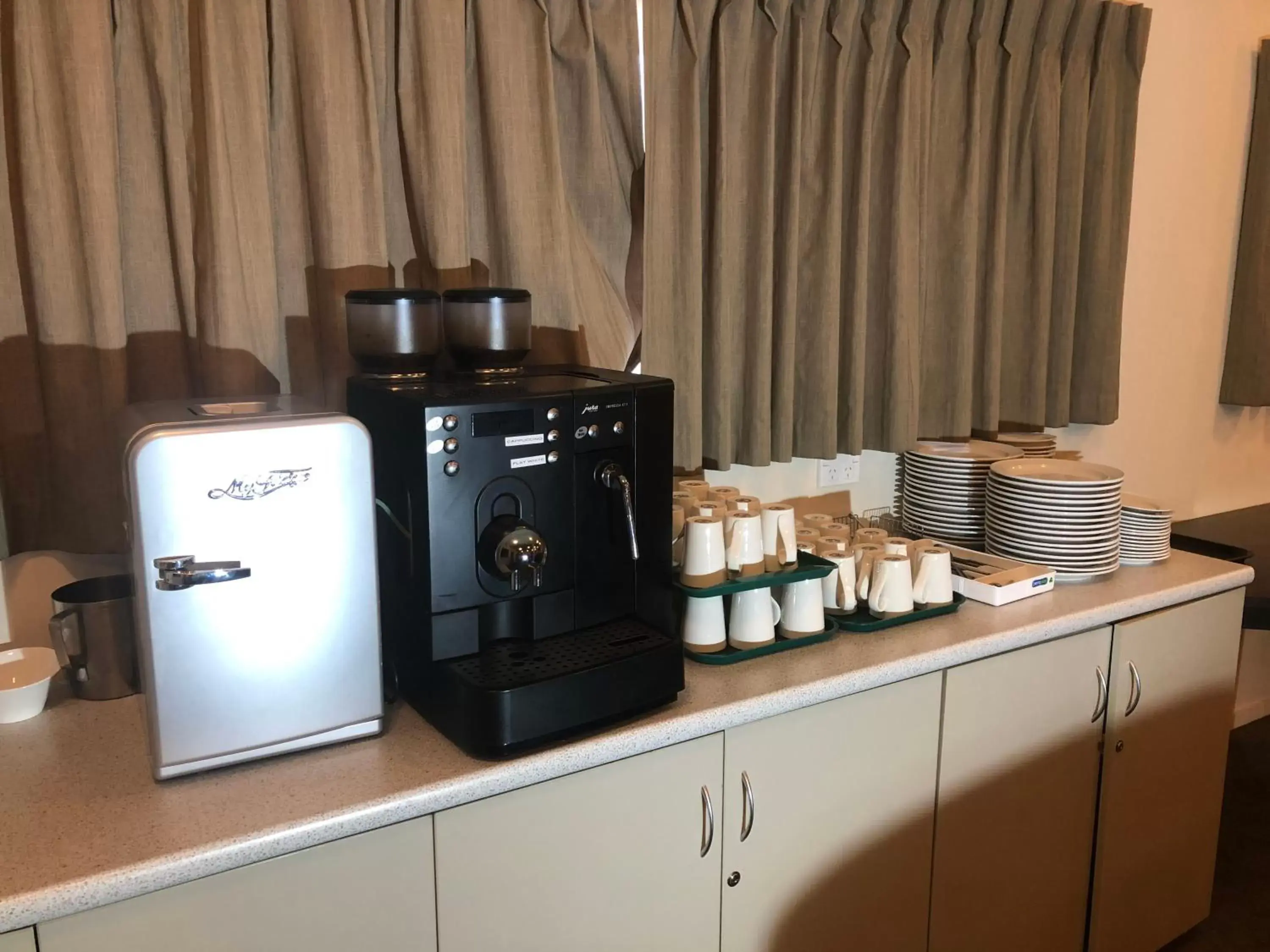Coffee/tea facilities, Kitchen/Kitchenette in 555 Motel Dunedin