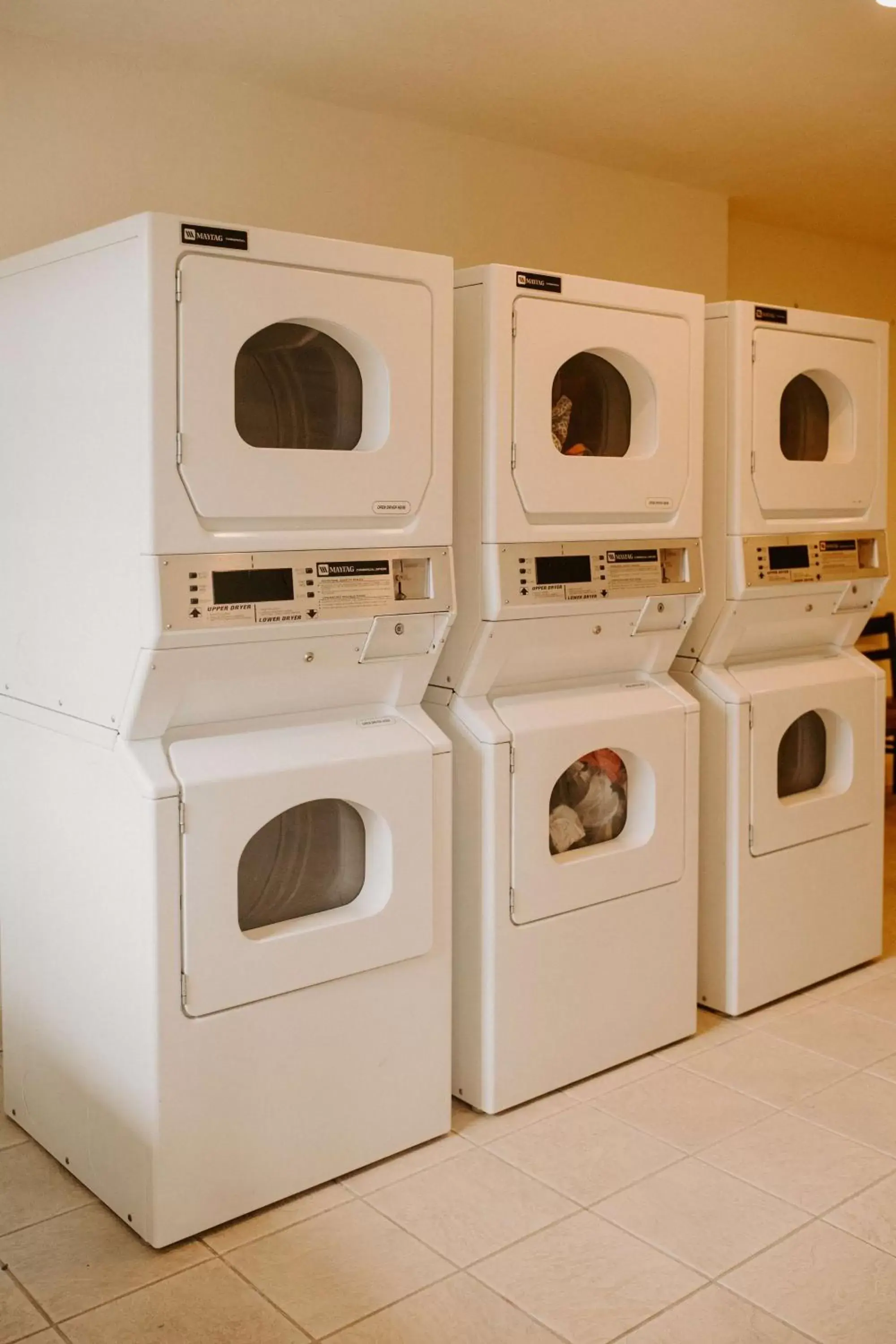 laundry, Kitchen/Kitchenette in Best Western Sonoma Winegrower's Inn