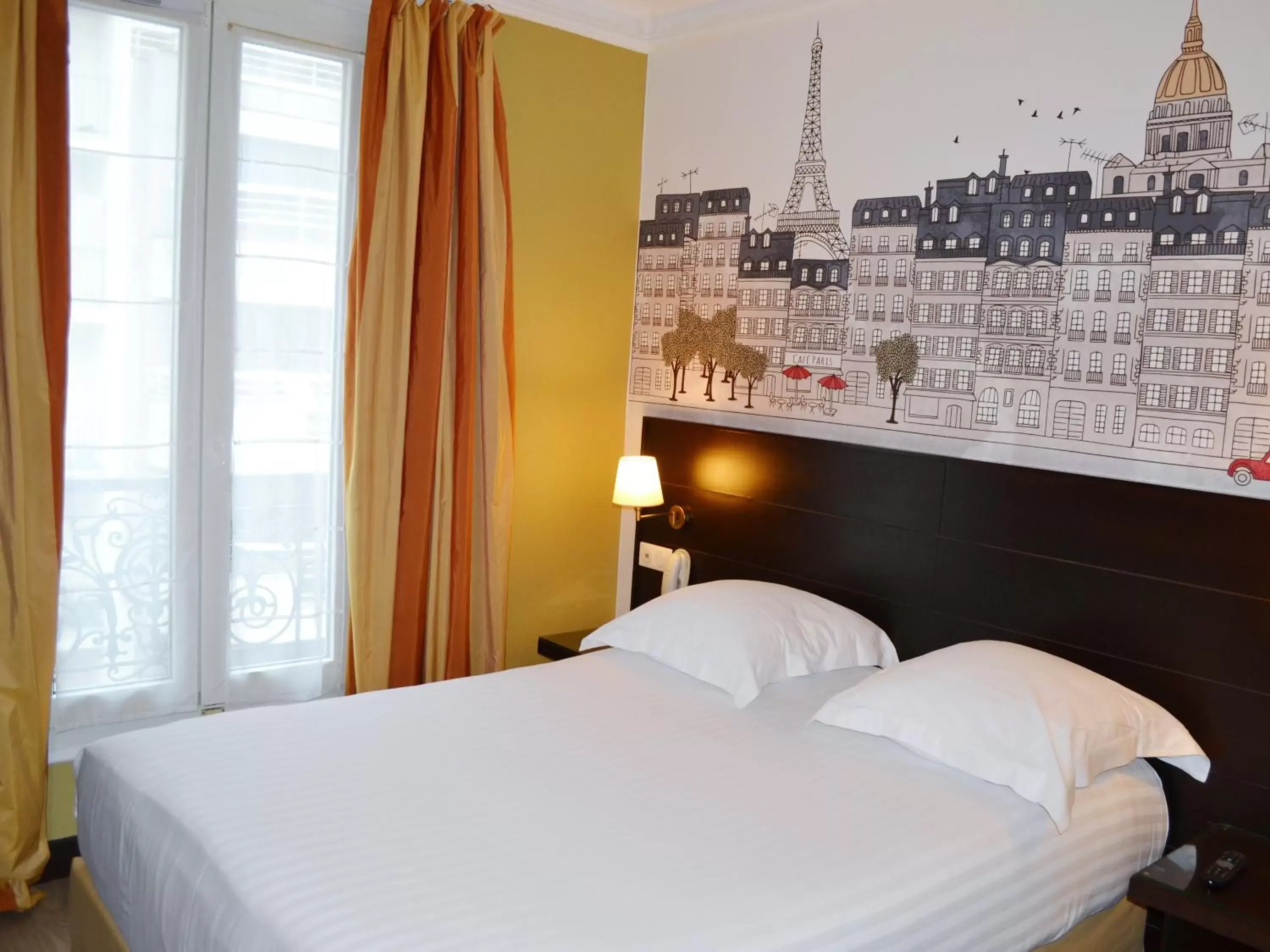 Bed in Hôtel de l'Exposition - Tour Eiffel