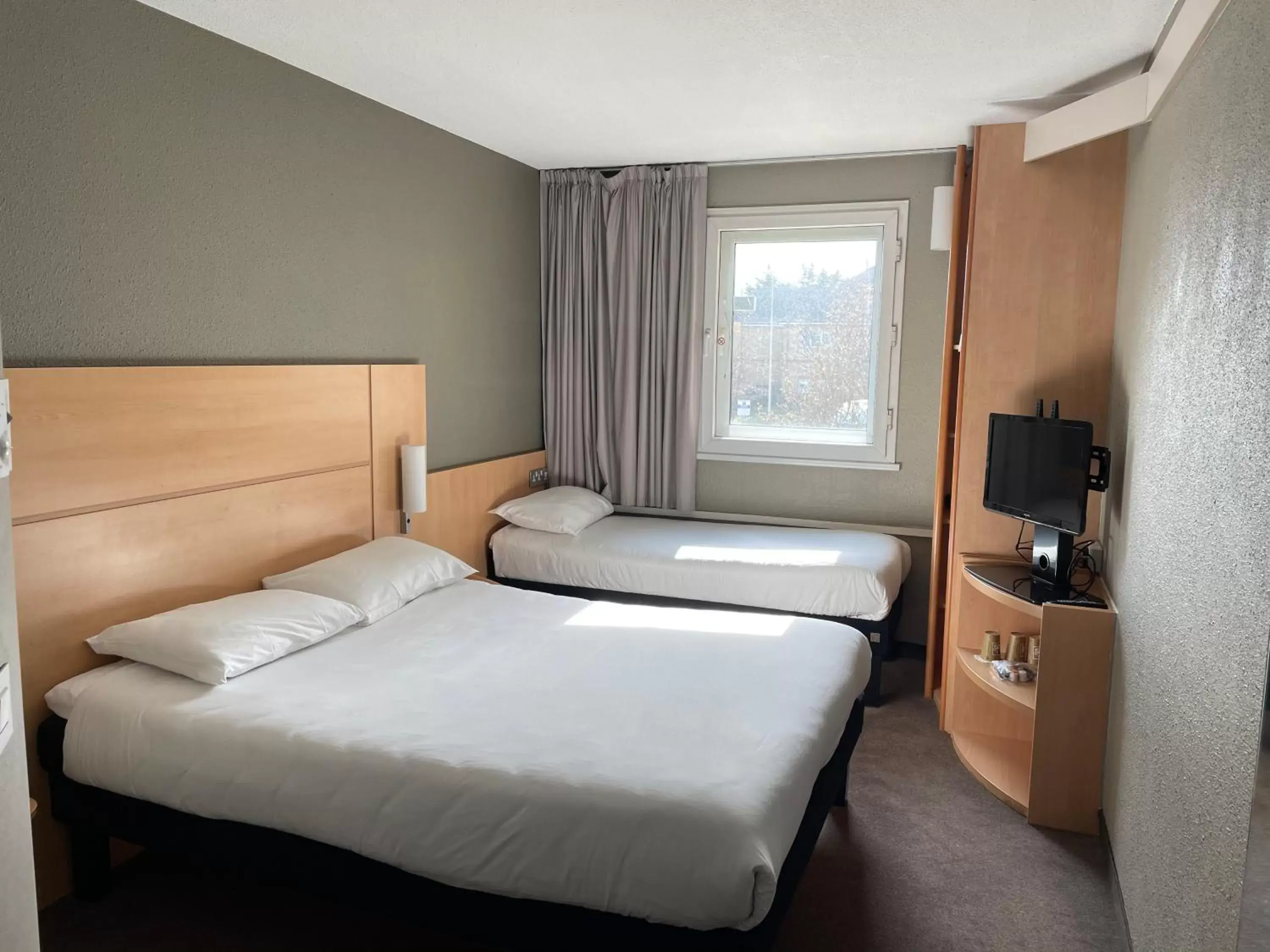 Family, Bed in ibis London Thurrock M25
