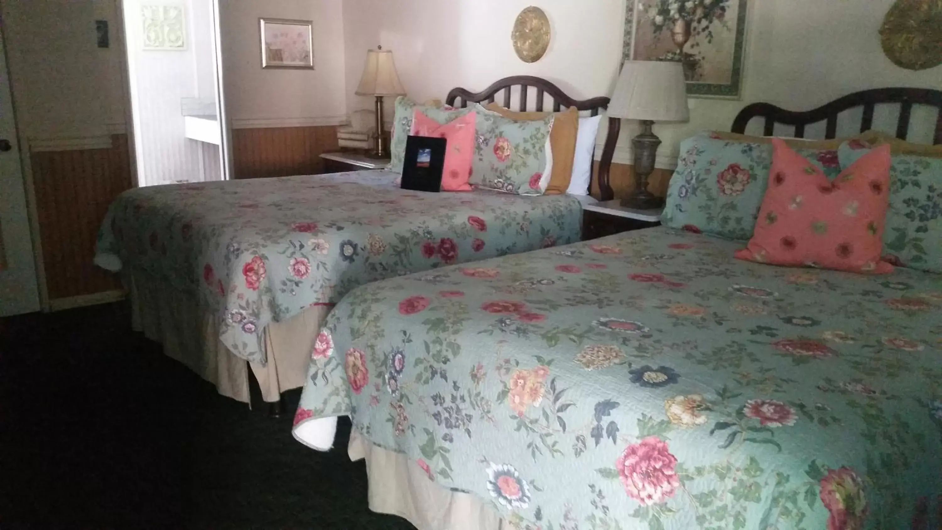 Bed, Room Photo in Gunn House Hotel