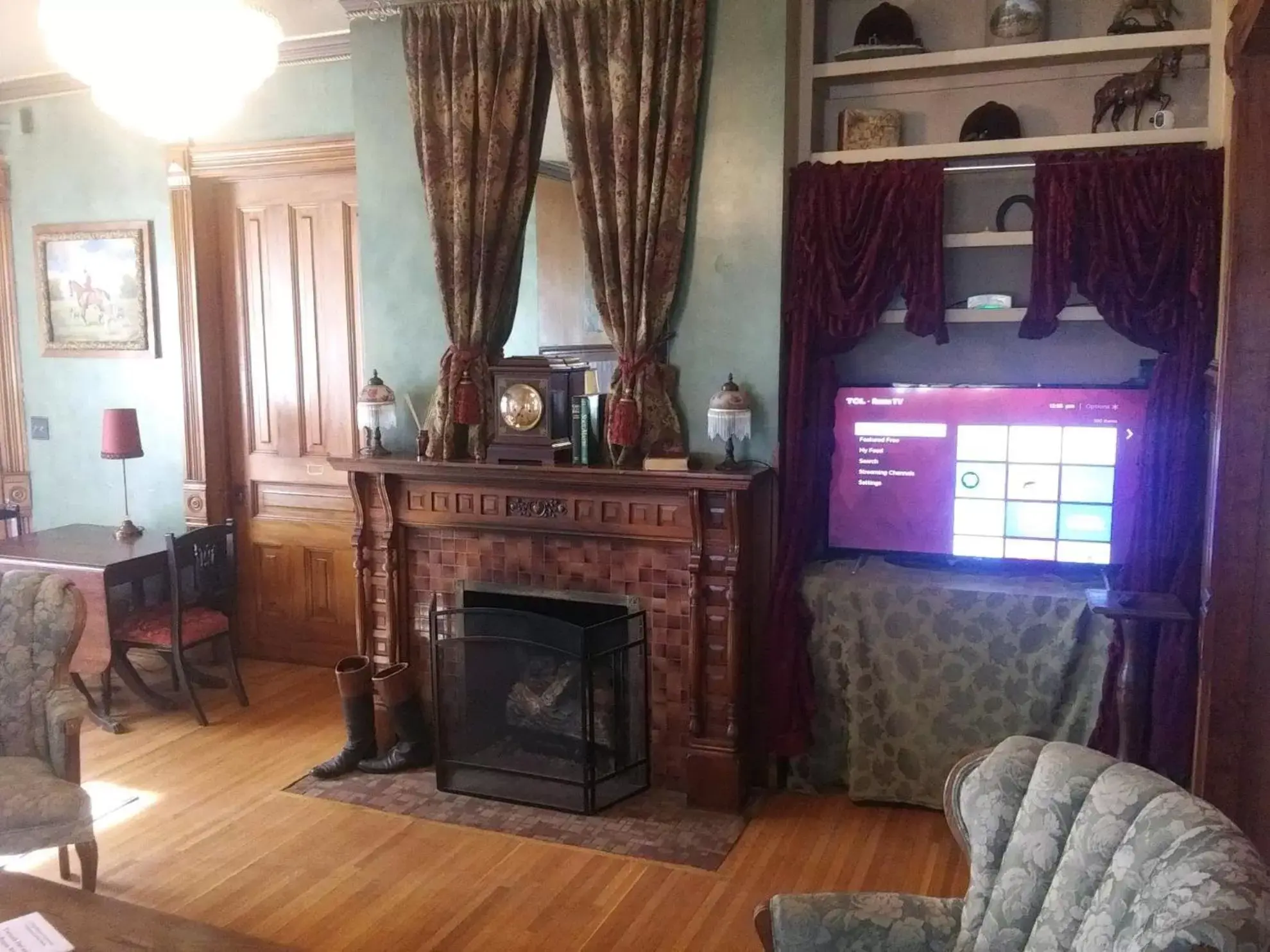 Communal lounge/ TV room, TV/Entertainment Center in Historic Victorian Inn