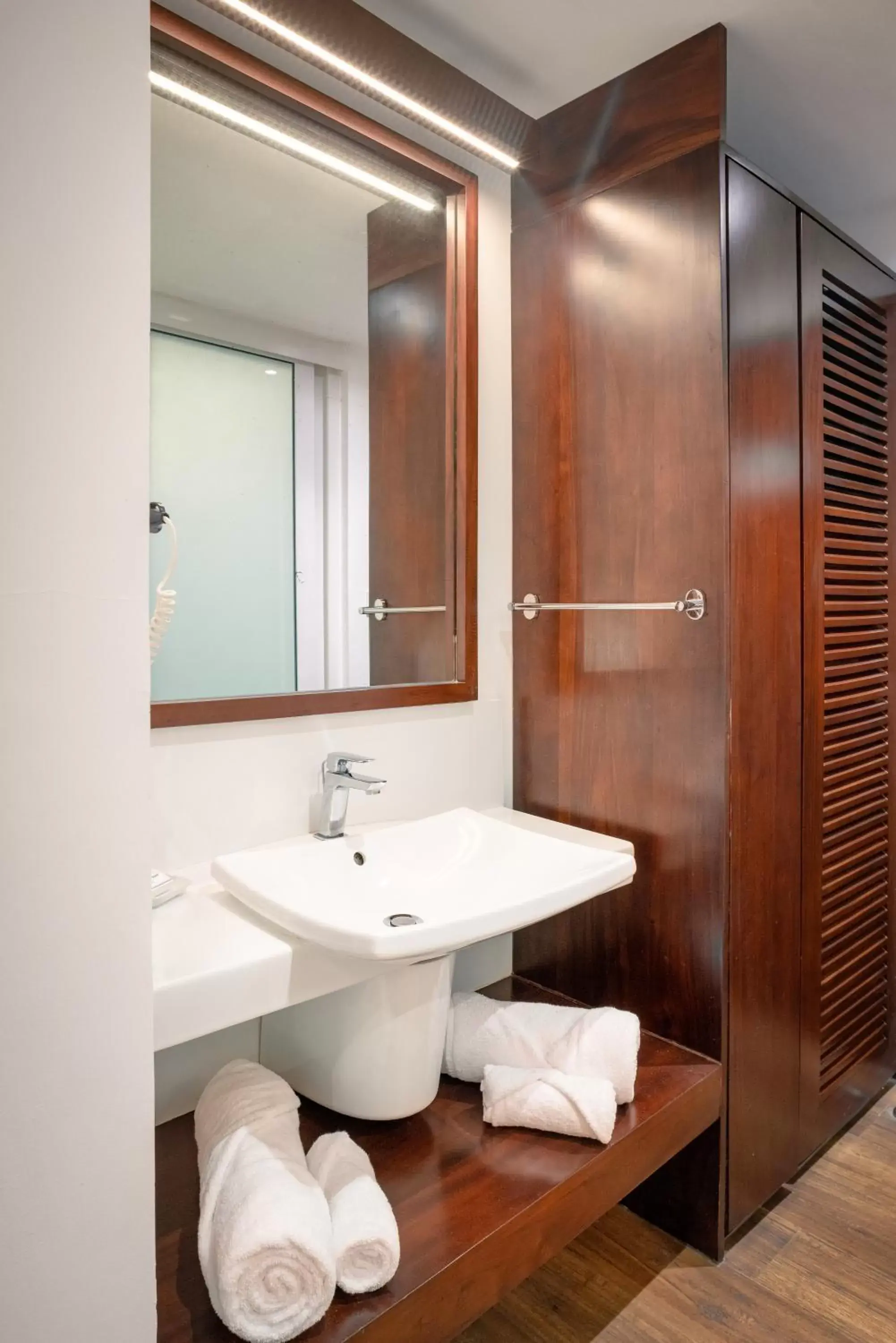 Shower, Bathroom in Camelot Beach Hotel