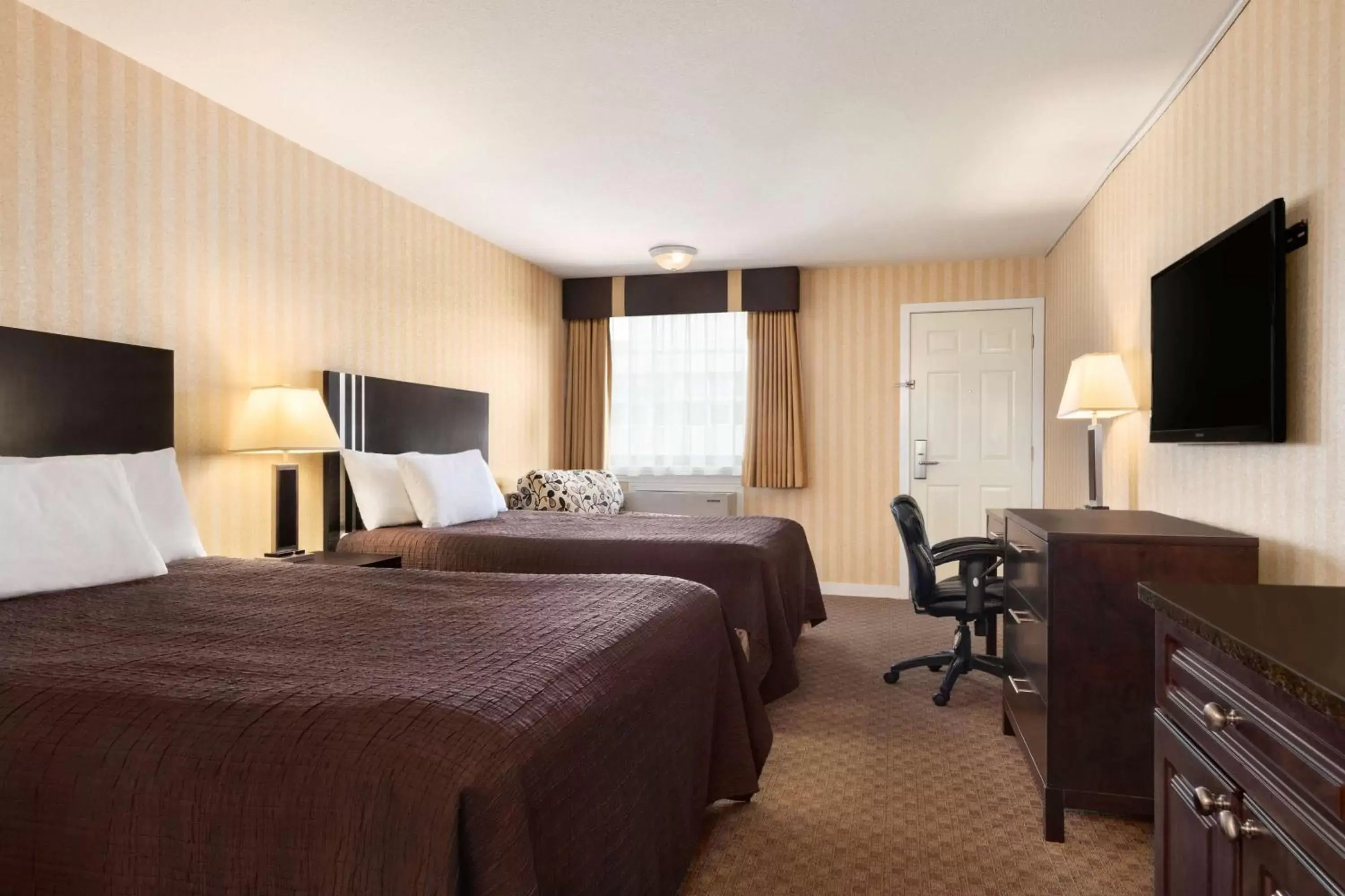 Queen Room with Two Queen Beds in Travelodge by Wyndham Kamloops Mountview