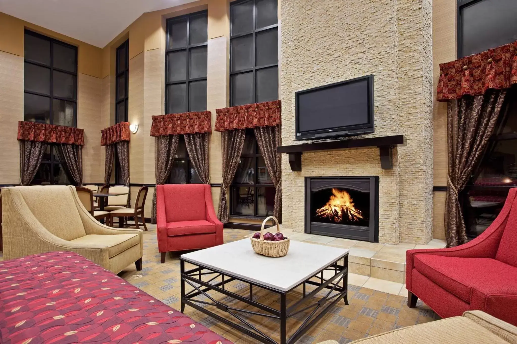 Lobby or reception, Seating Area in Holiday Inn Express Cincinnati West, an IHG Hotel