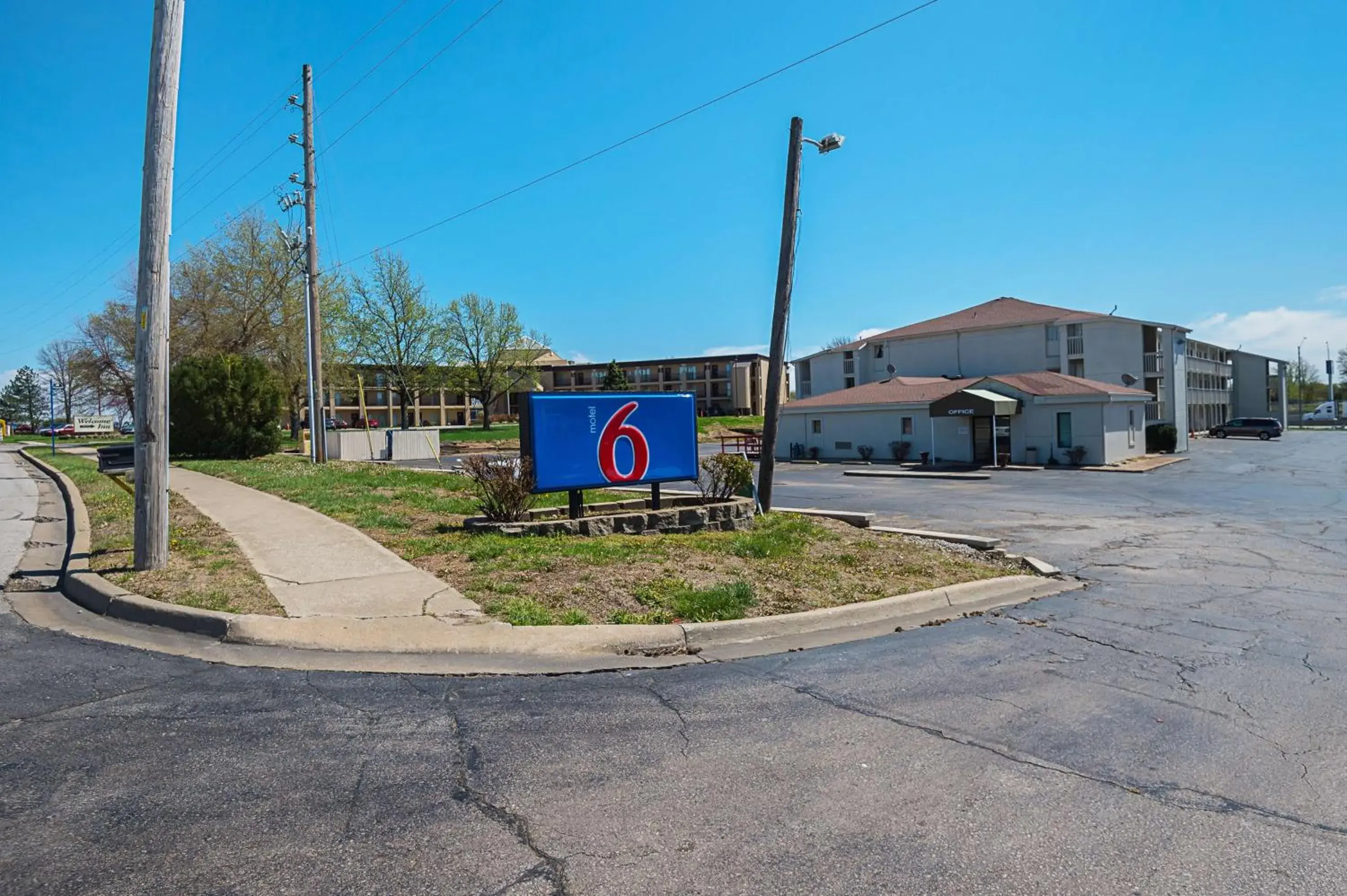 Property building in Motel 6 Blue Springs, MO