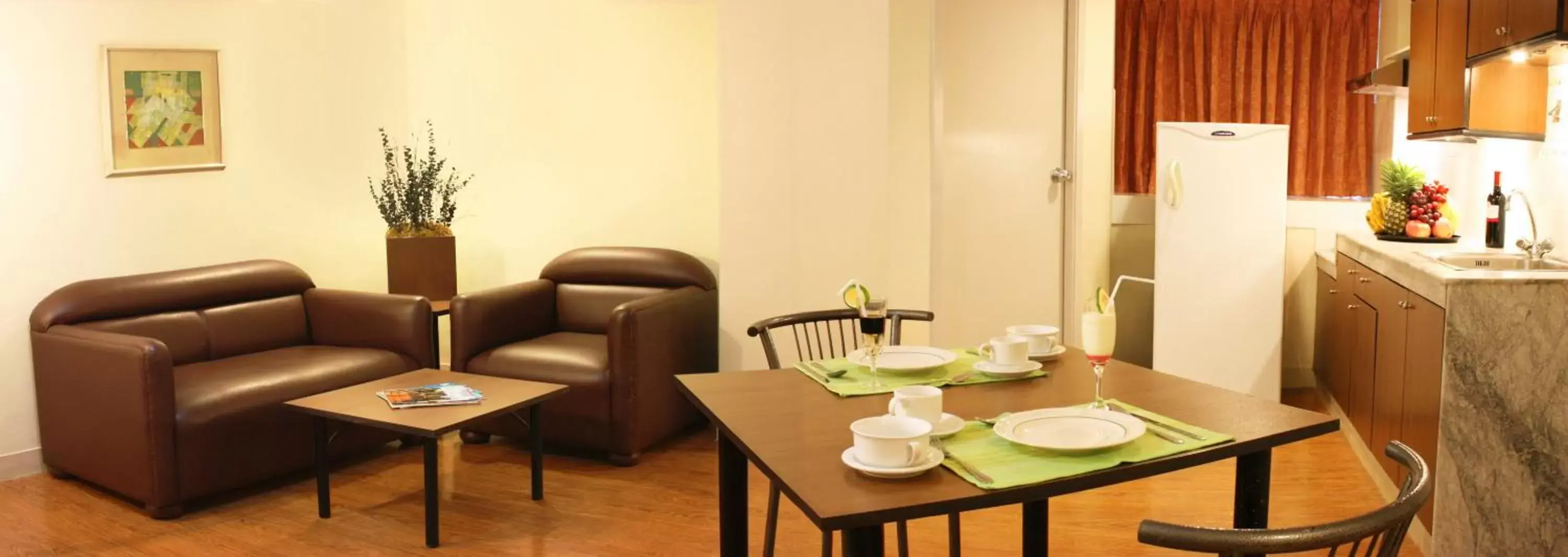 Kitchen or kitchenette, Seating Area in Riviera Mansion Hotel