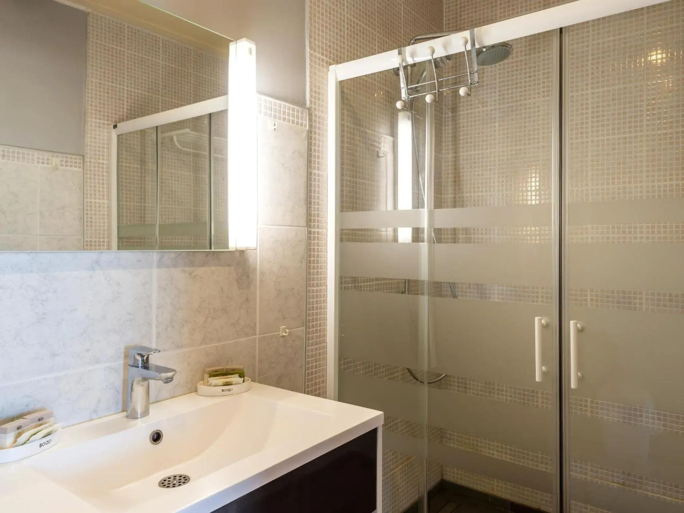 Bathroom in Logis Hôtel L'Adourable Auberge