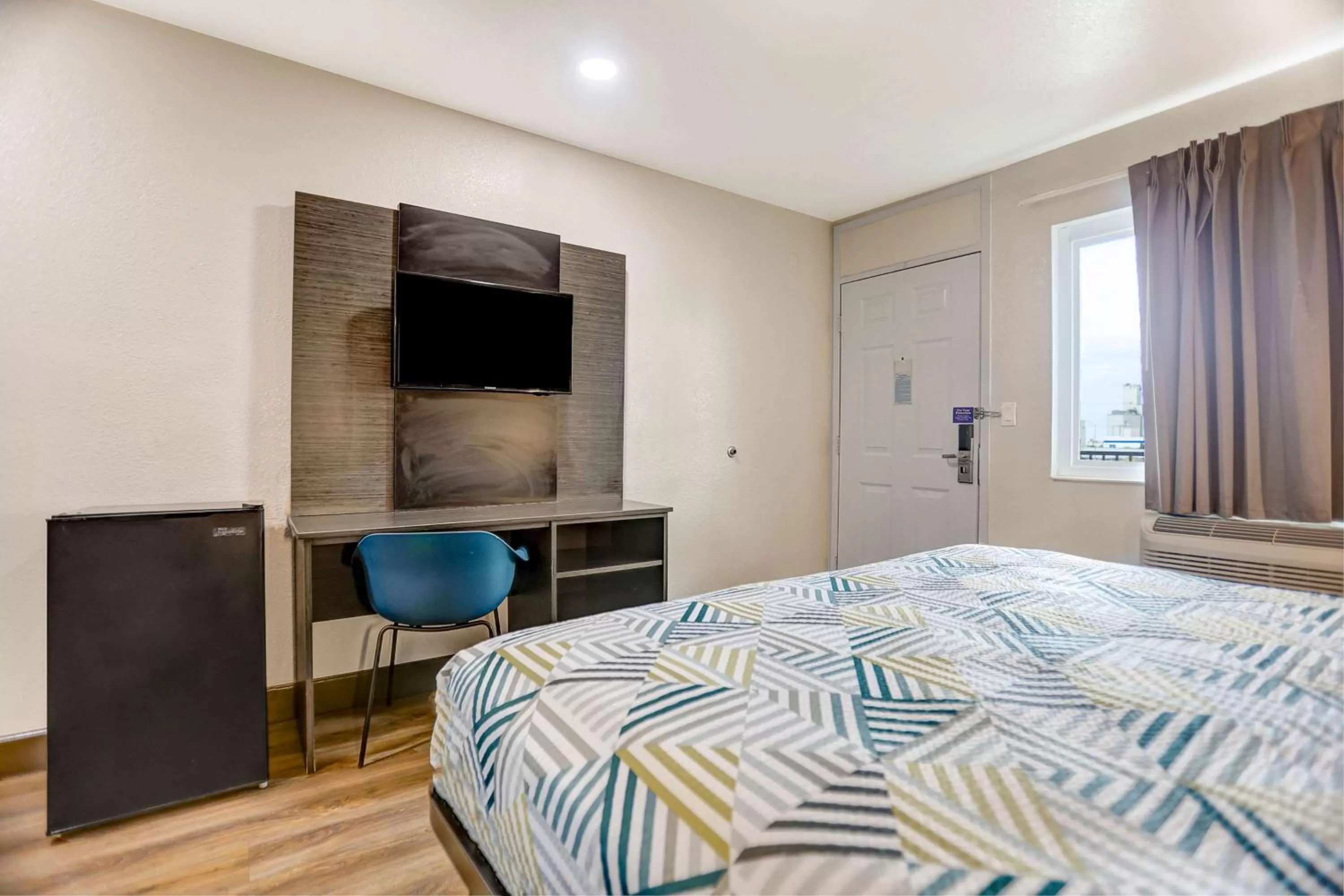 Photo of the whole room, Bed in Motel 6-San Bernardino, CA - South