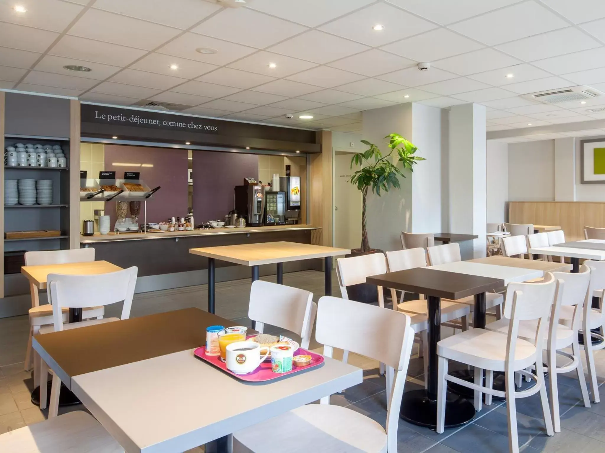 Restaurant/Places to Eat in B&B HOTEL Reims Centre Gare