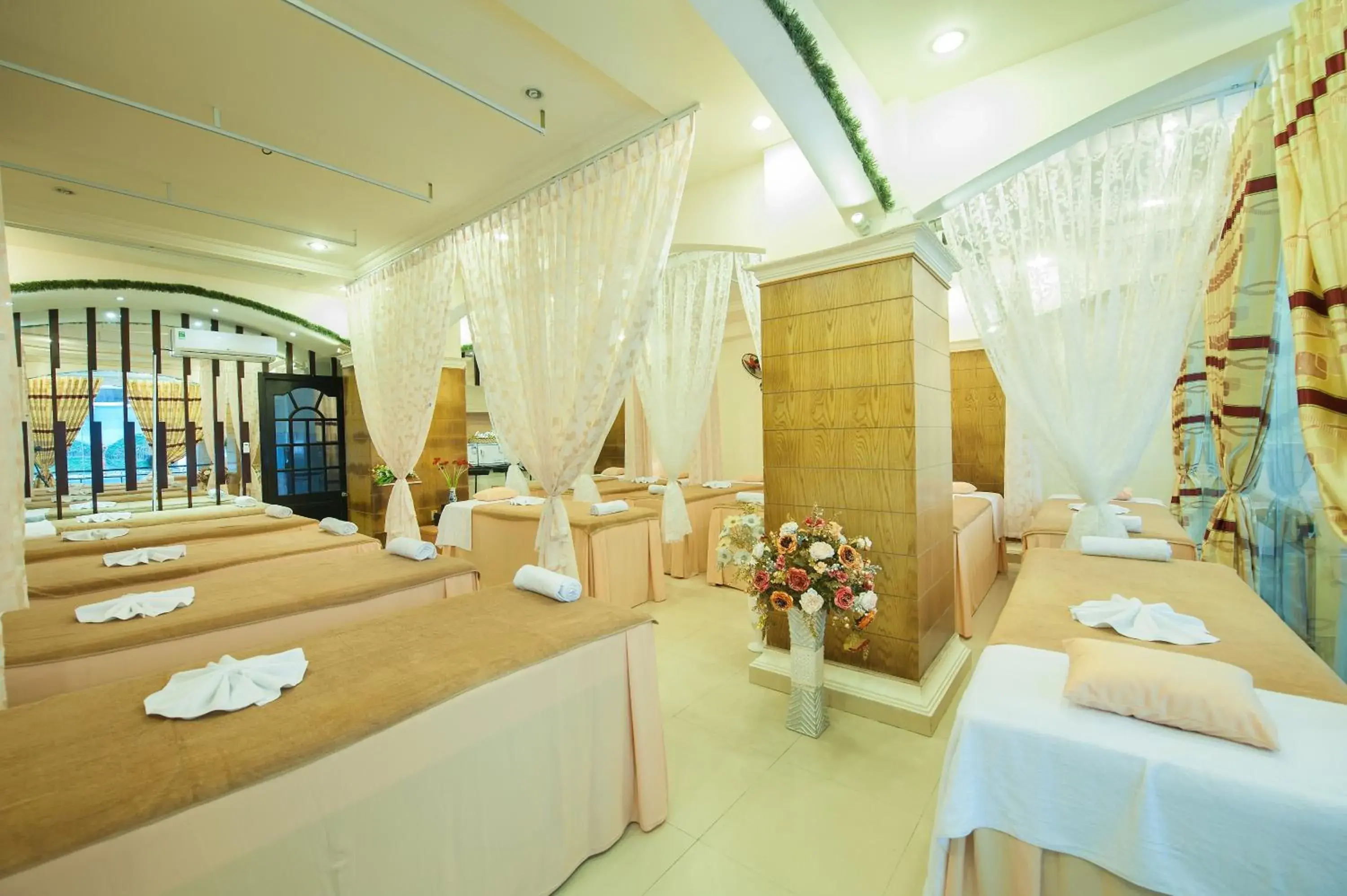 Massage, Restaurant/Places to Eat in Palm Beach Hotel