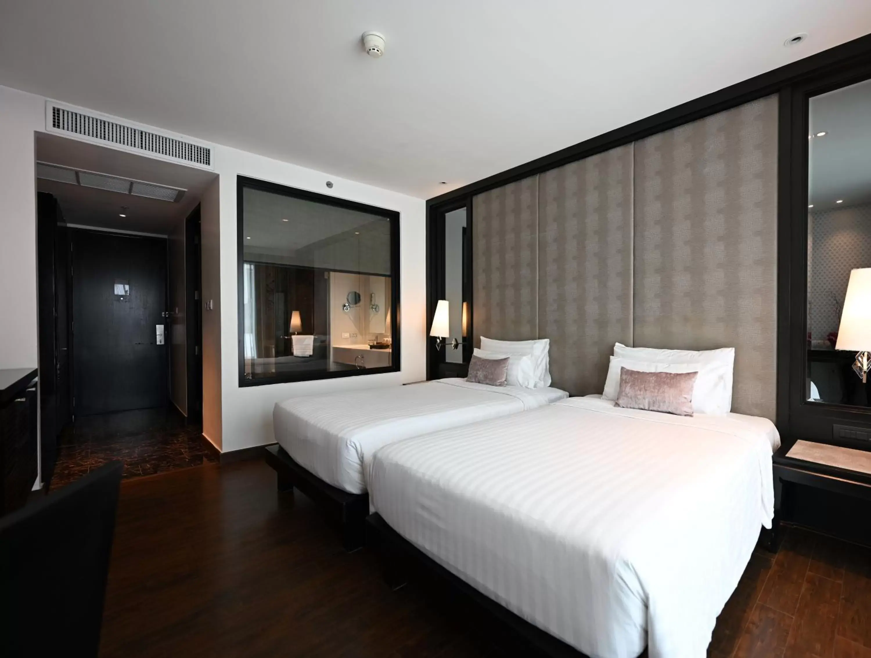 Bedroom, Bed in Mövenpick Hotel Sukhumvit 15 Bangkok