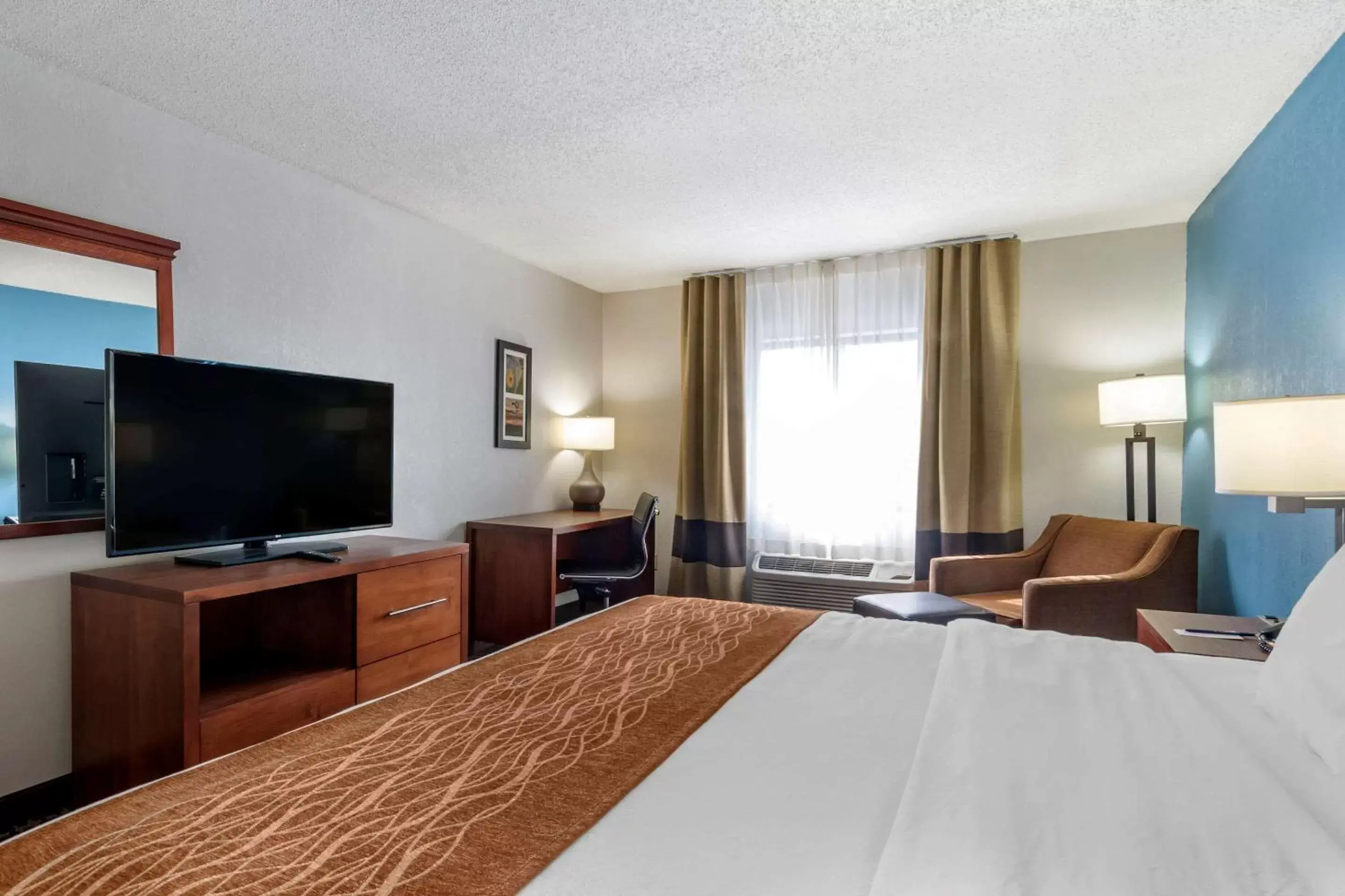 Photo of the whole room, TV/Entertainment Center in Comfort Inn & Suites Lees Summit -Kansas City