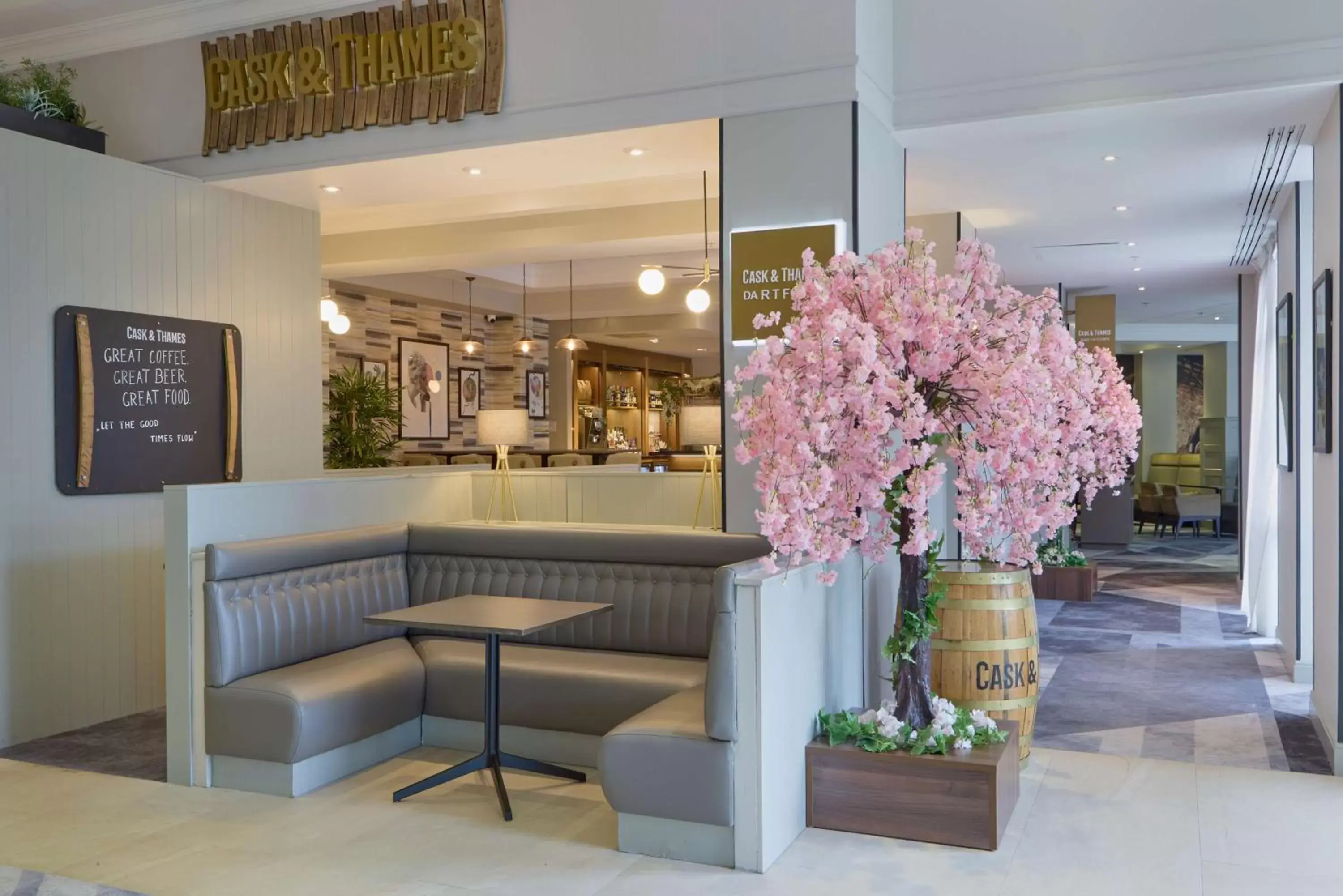 Lounge or bar in DoubleTree by Hilton Dartford Bridge